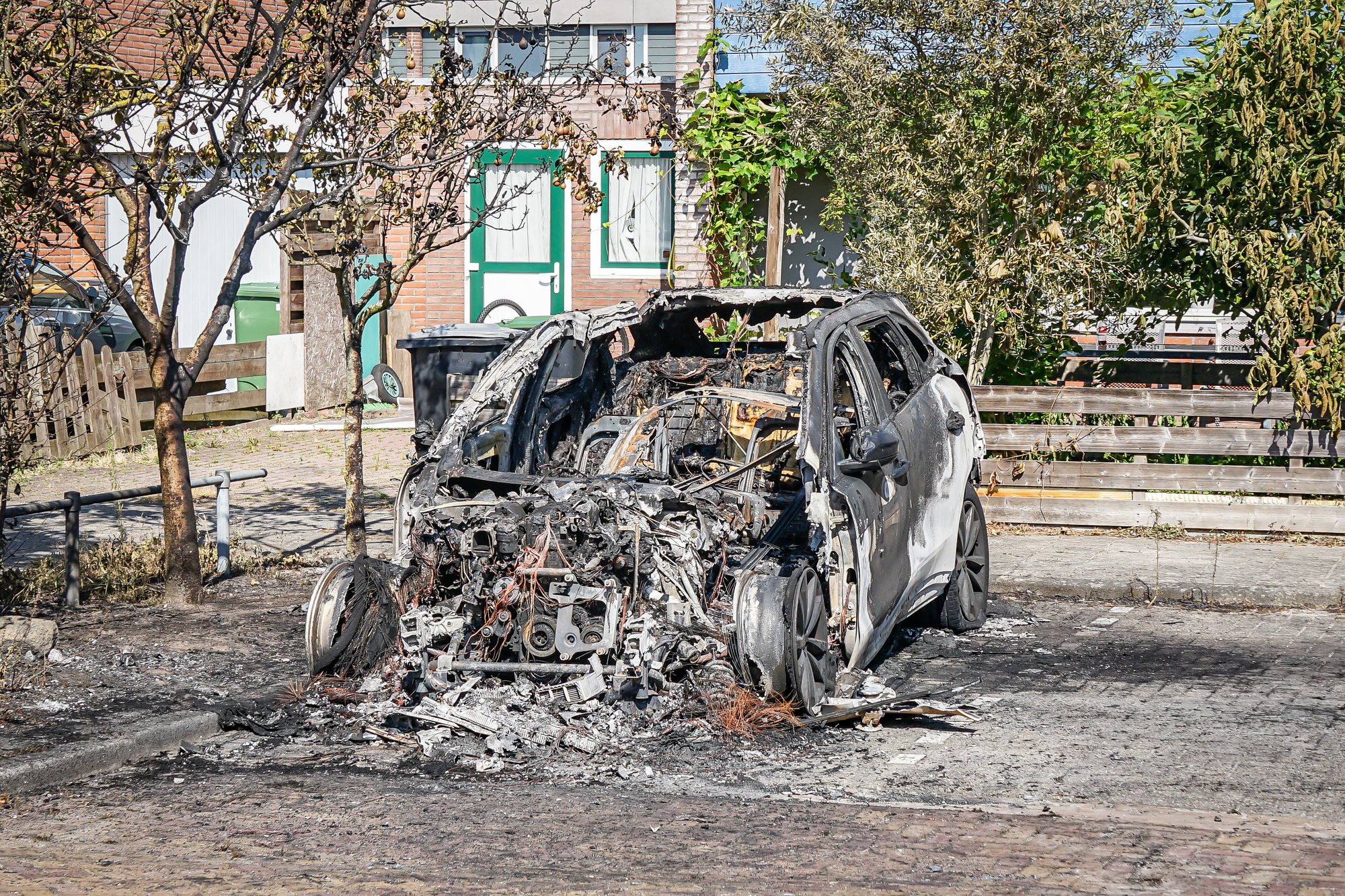 Auto volledig uitgebrand na meerdere harde knallen in Hoogeveen