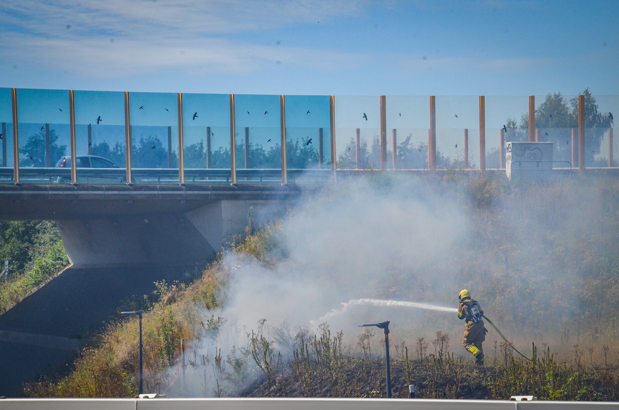 Bermbrand bij toerit snelweg in Heerenveen zorgt voor veel rook