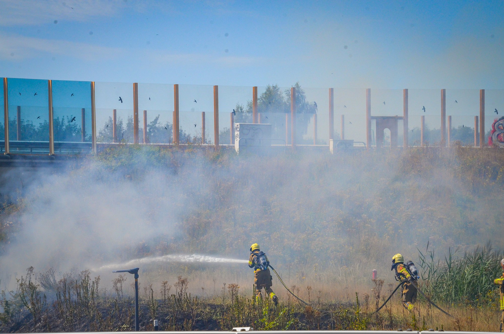 Bermbrand bij toerit snelweg in Heerenveen zorgt voor veel rook