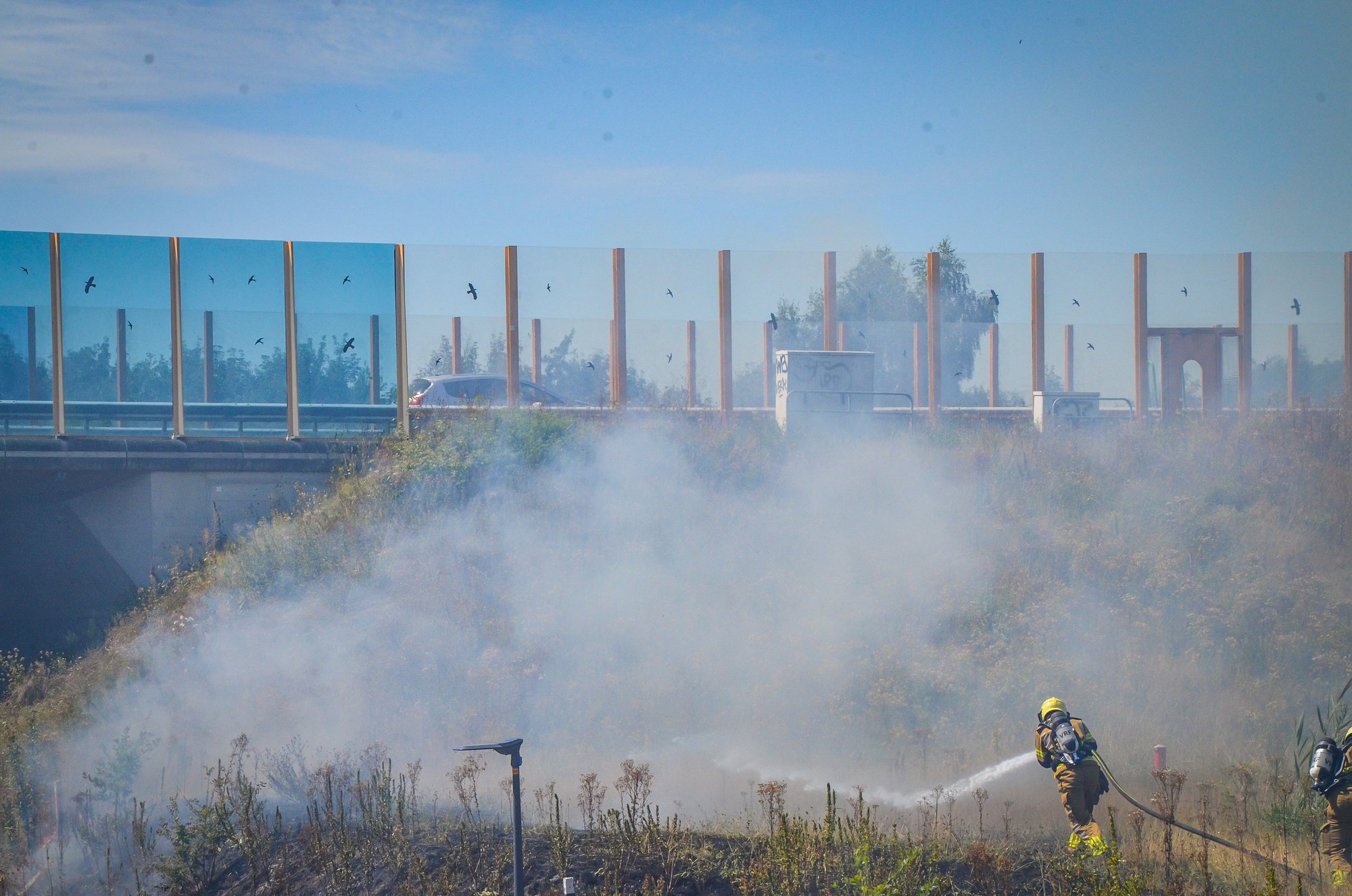 Bermbrand bij toerit snelweg in Heerenveen zorgt voor veel rook
