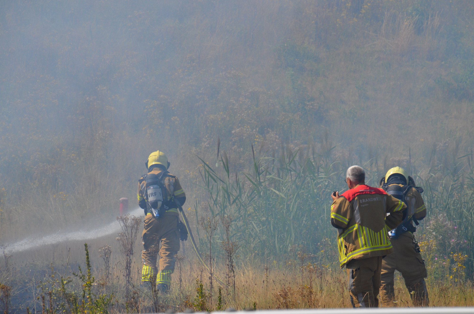 Bermbrand bij toerit snelweg in Heerenveen zorgt voor veel rook