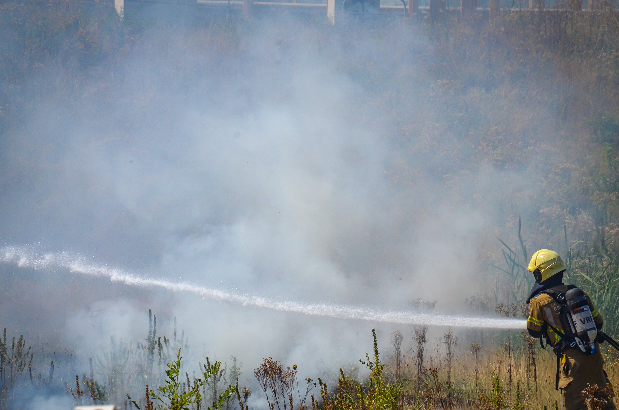 Bermbrand bij toerit snelweg in Heerenveen zorgt voor veel rook