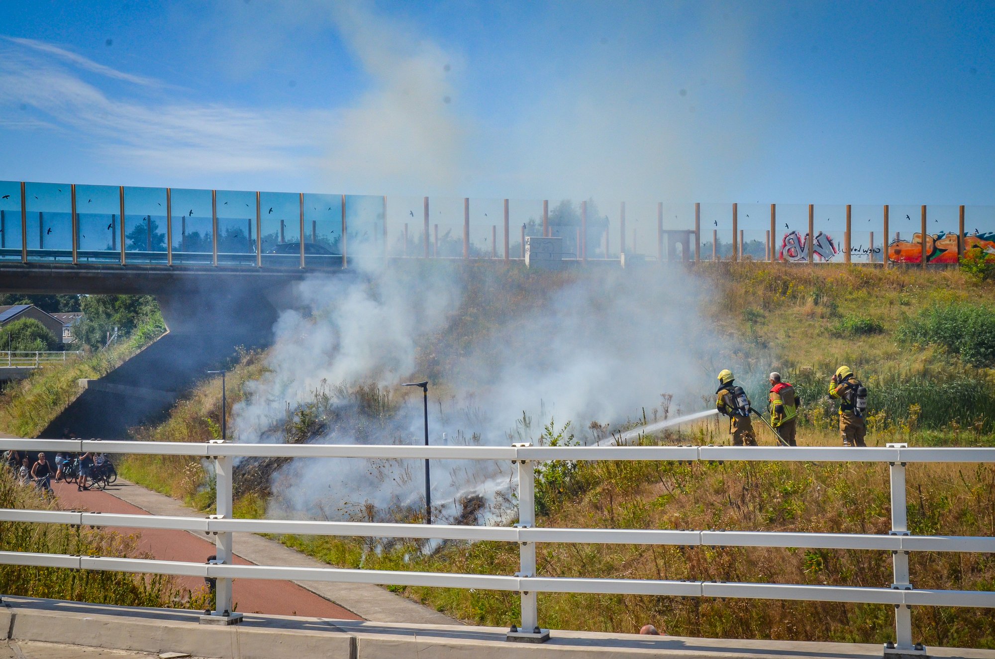 Bermbrand bij toerit snelweg in Heerenveen zorgt voor veel rook