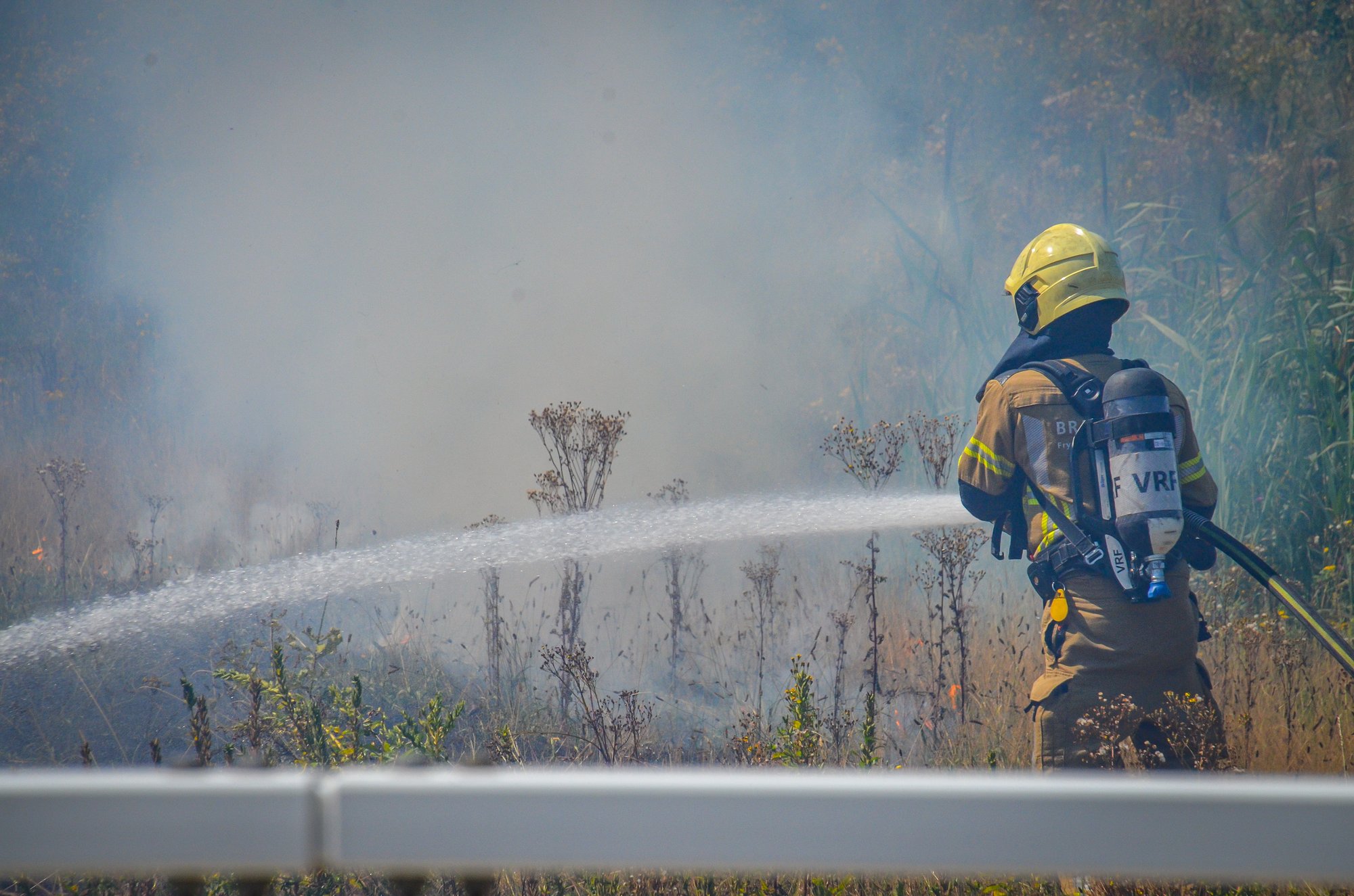 Bermbrand bij toerit snelweg in Heerenveen zorgt voor veel rook