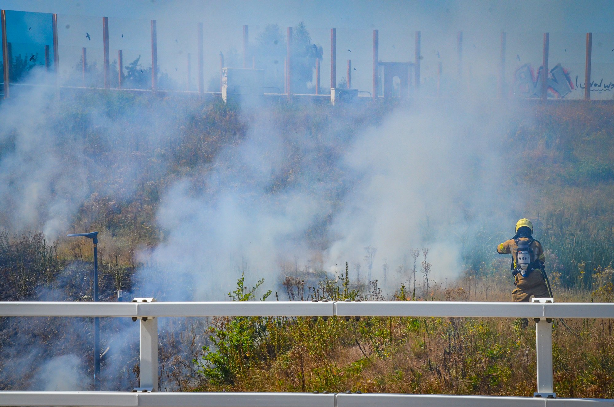Bermbrand bij toerit snelweg in Heerenveen zorgt voor veel rook