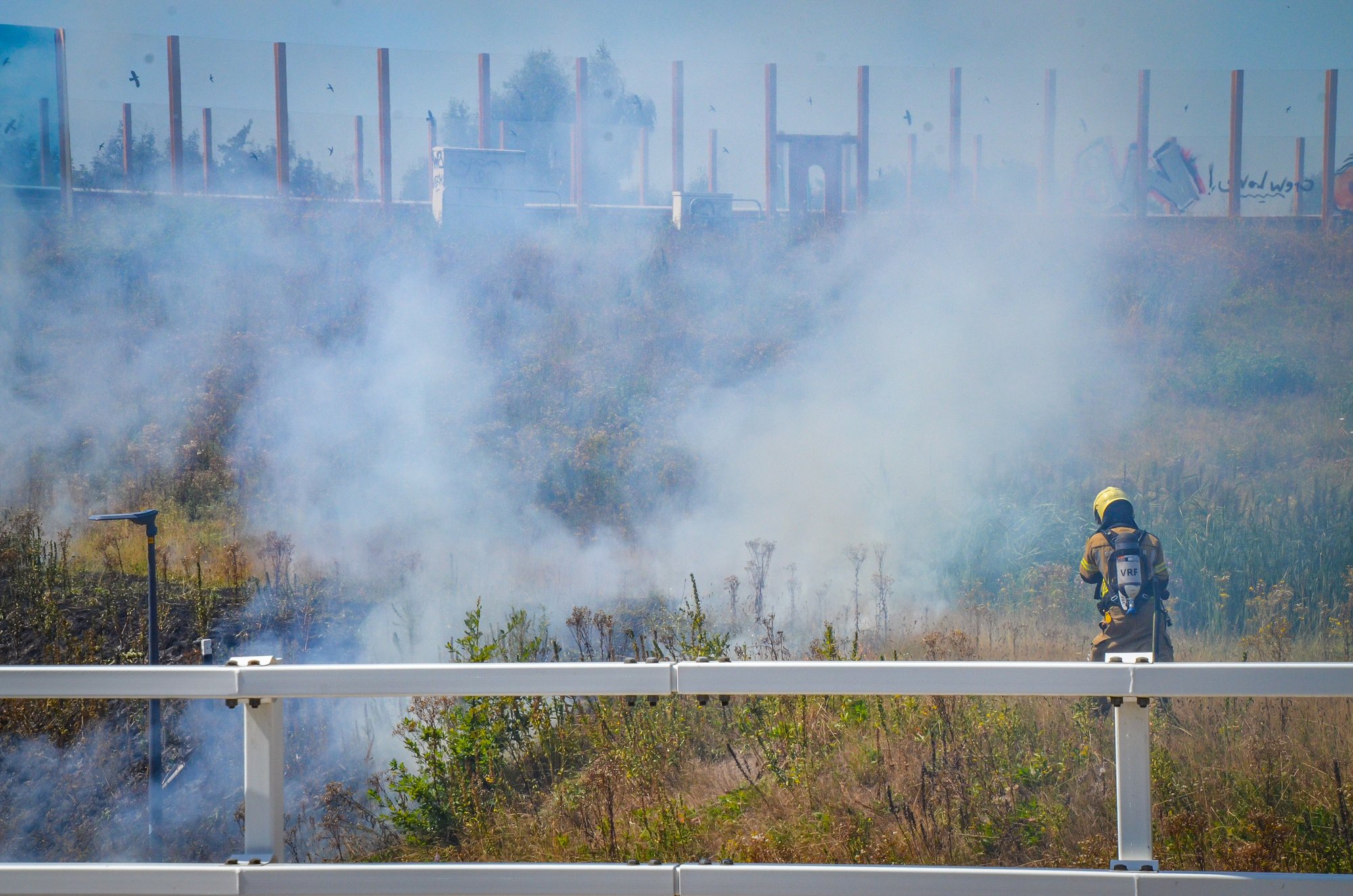 Bermbrand bij toerit snelweg in Heerenveen zorgt voor veel rook
