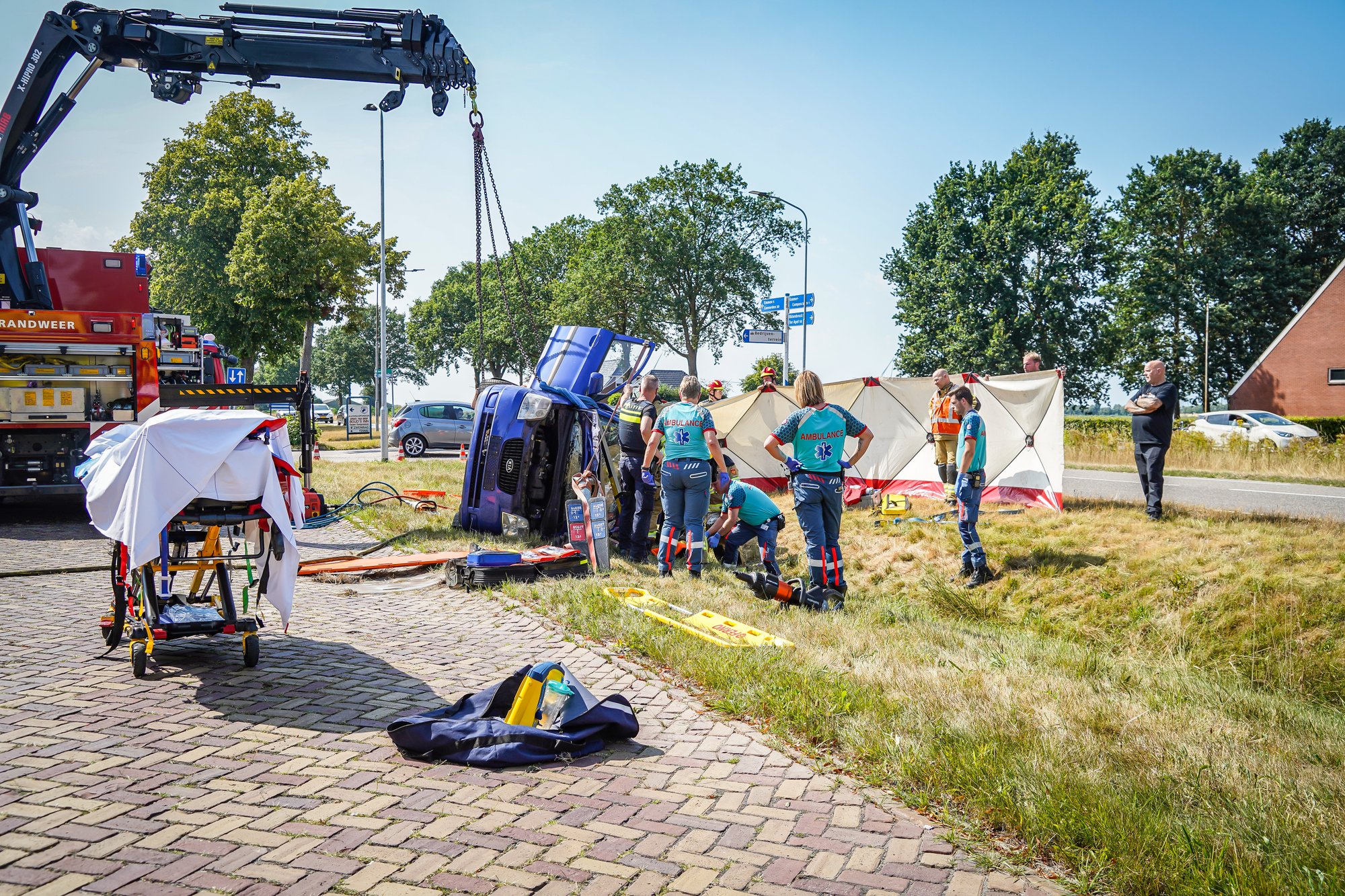 Bestuurder na ingrijpende bevrijding uit gekantelde auto in Emmer-Compascuum