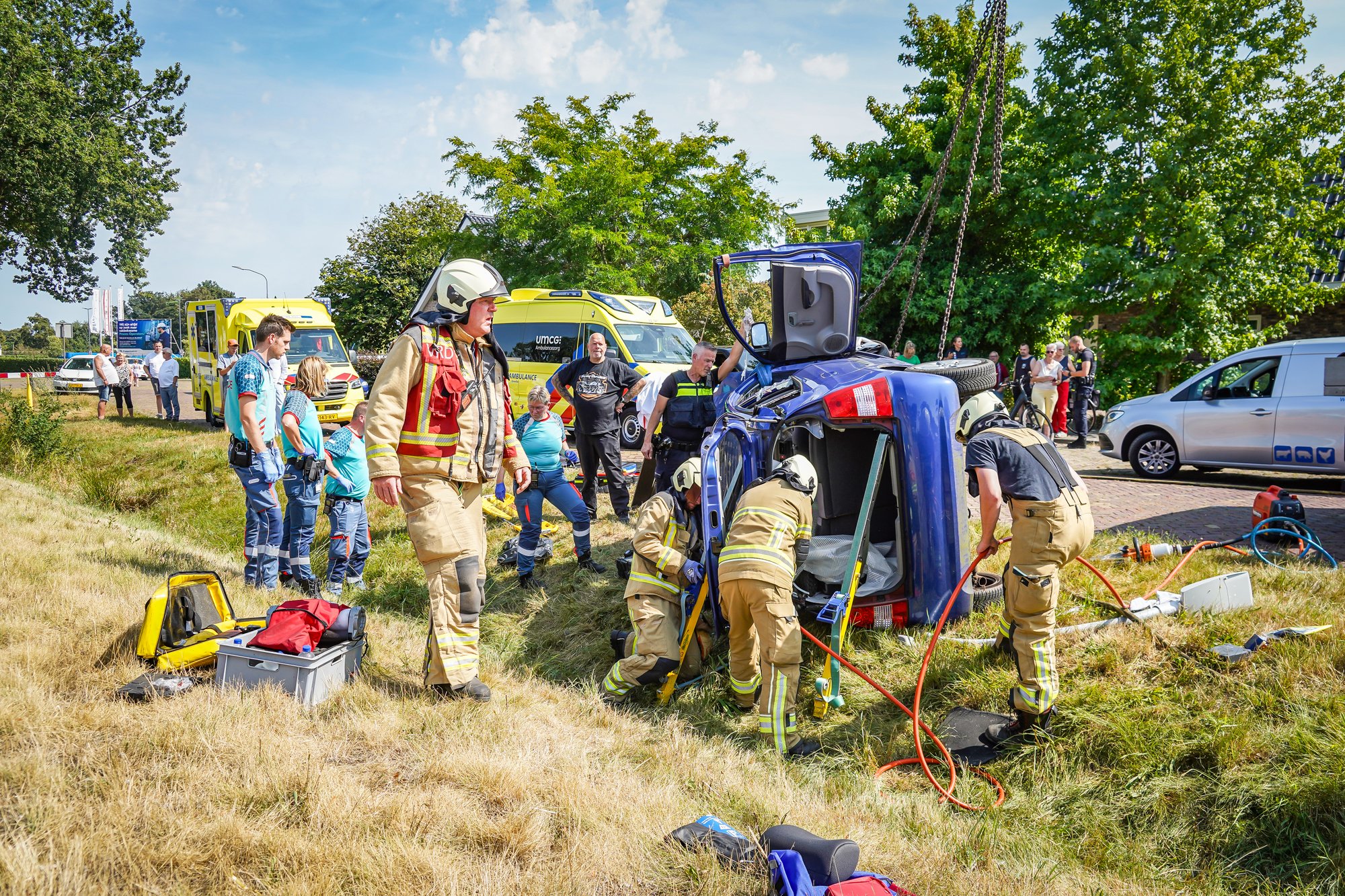 Bestuurder na ingrijpende bevrijding uit gekantelde auto in Emmer-Compascuum