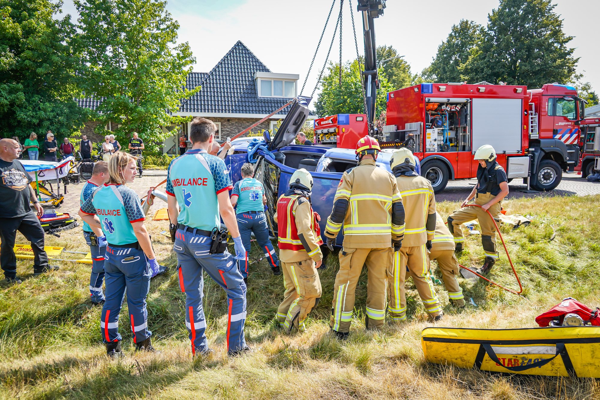 Bestuurder na ingrijpende bevrijding uit gekantelde auto in Emmer-Compascuum
