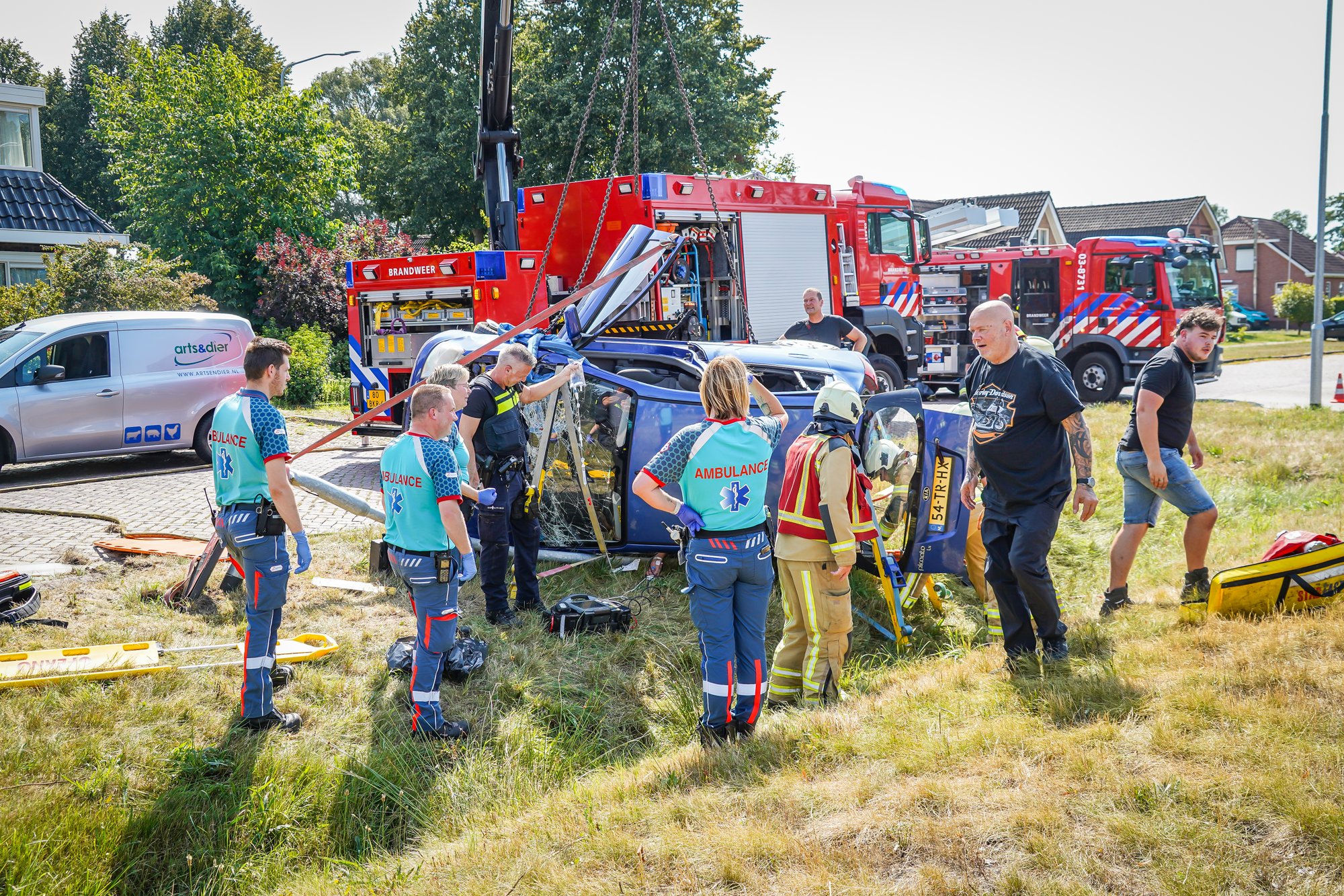 Bestuurder na ingrijpende bevrijding uit gekantelde auto in Emmer-Compascuum