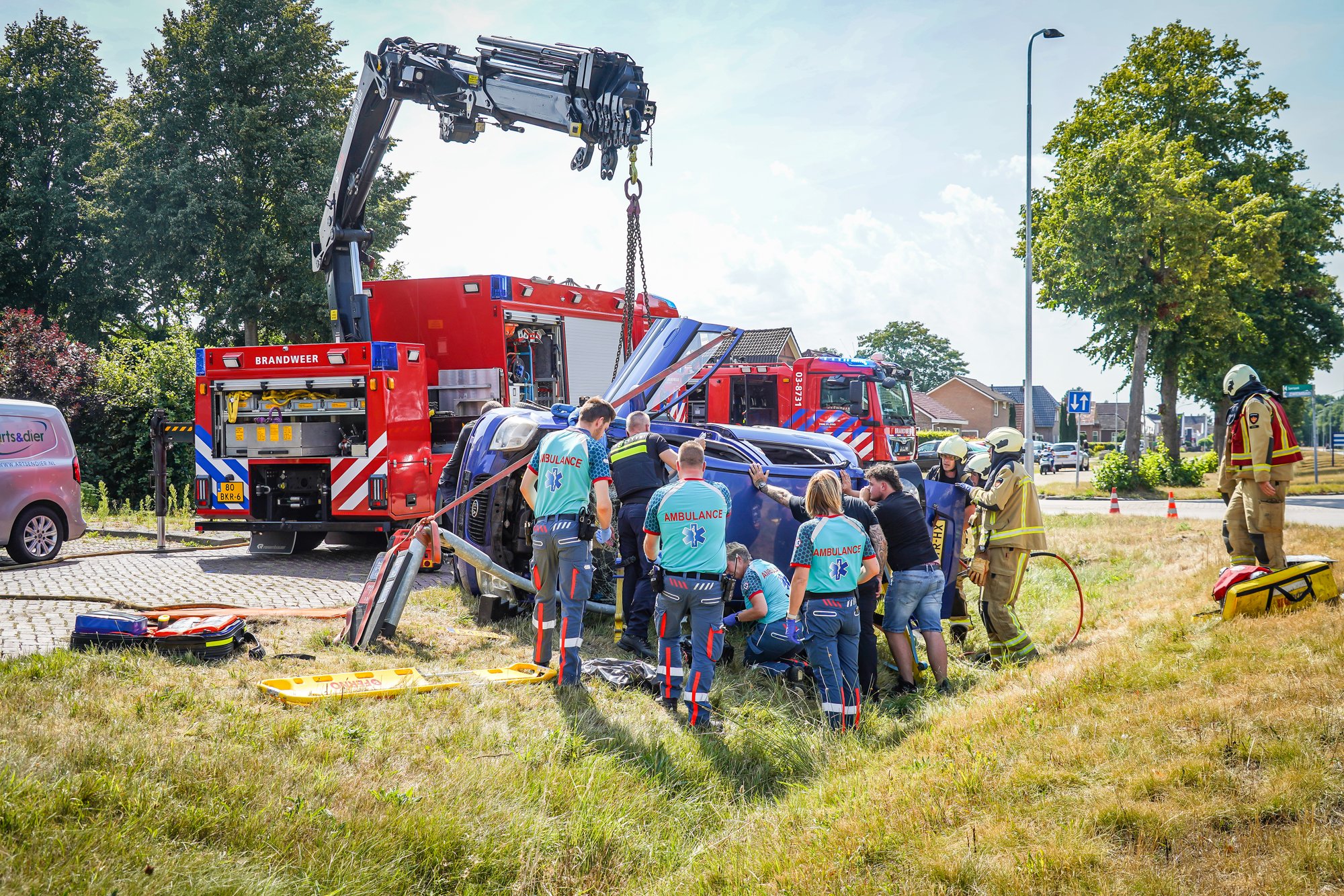 Bestuurder na ingrijpende bevrijding uit gekantelde auto in Emmer-Compascuum