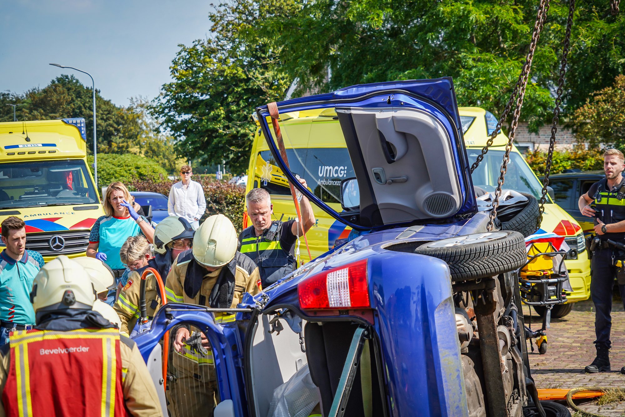 Bestuurder na ingrijpende bevrijding uit gekantelde auto in Emmer-Compascuum