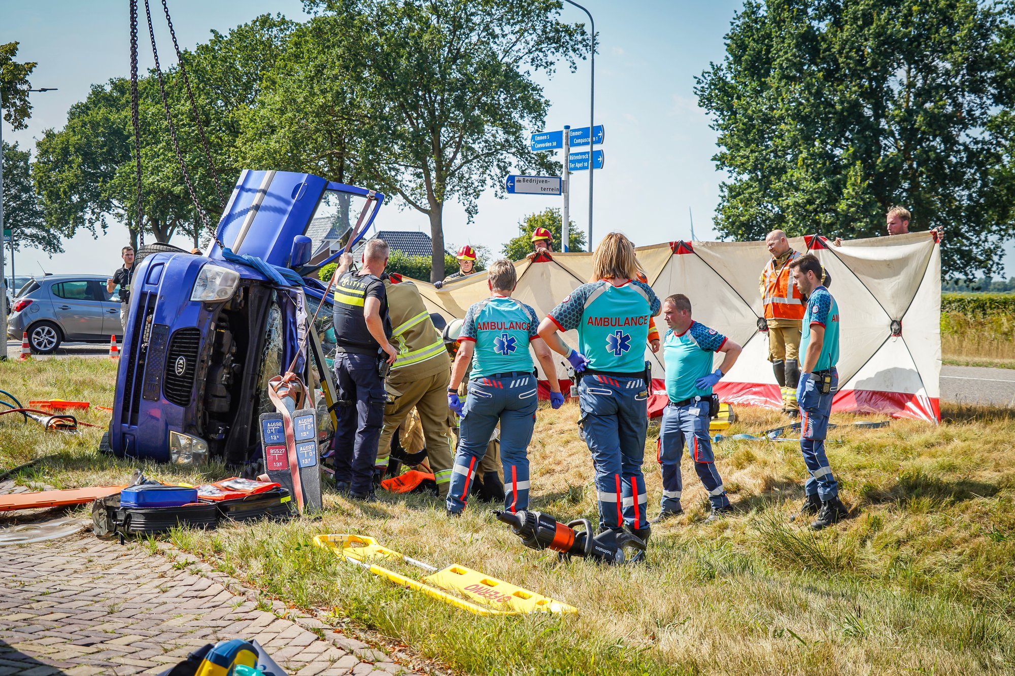 Bestuurder na ingrijpende bevrijding uit gekantelde auto in Emmer-Compascuum
