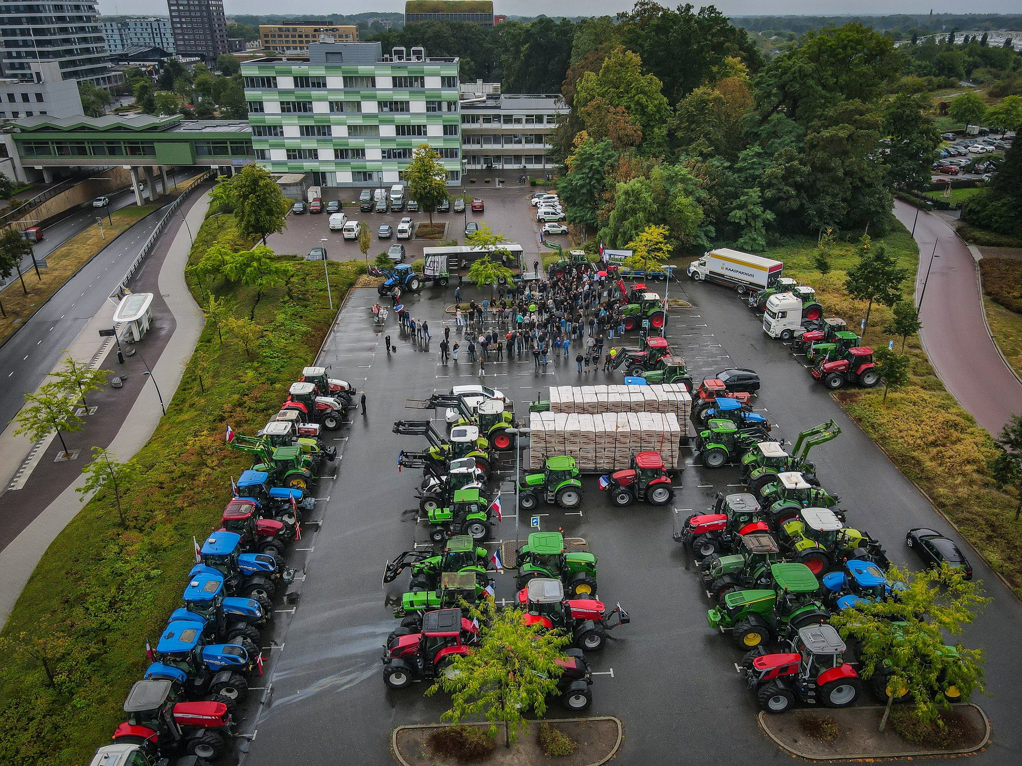 Boeren aangekomen bij gemeentehuis Emmen