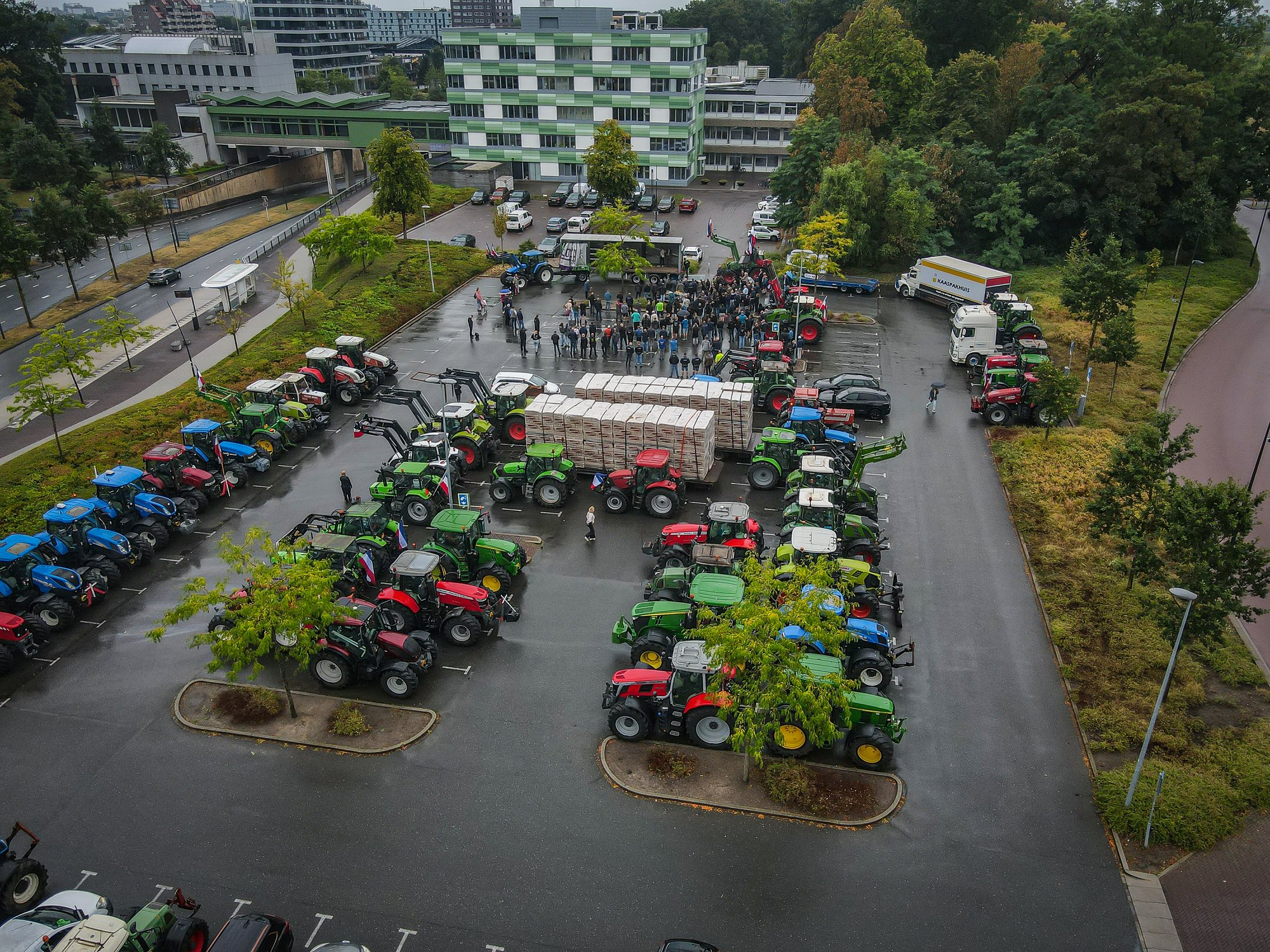 Boeren aangekomen bij gemeentehuis Emmen