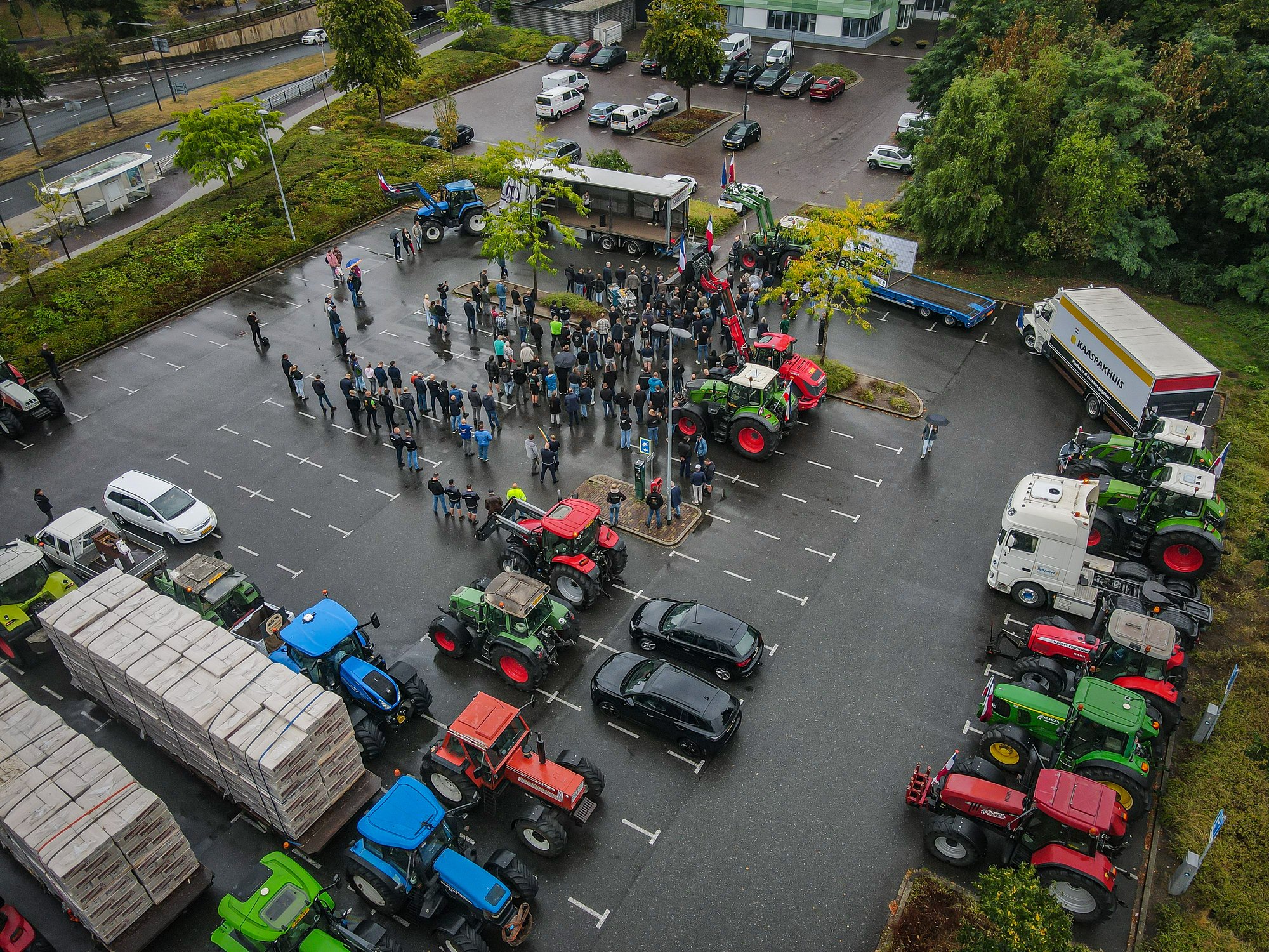 Boeren aangekomen bij gemeentehuis Emmen