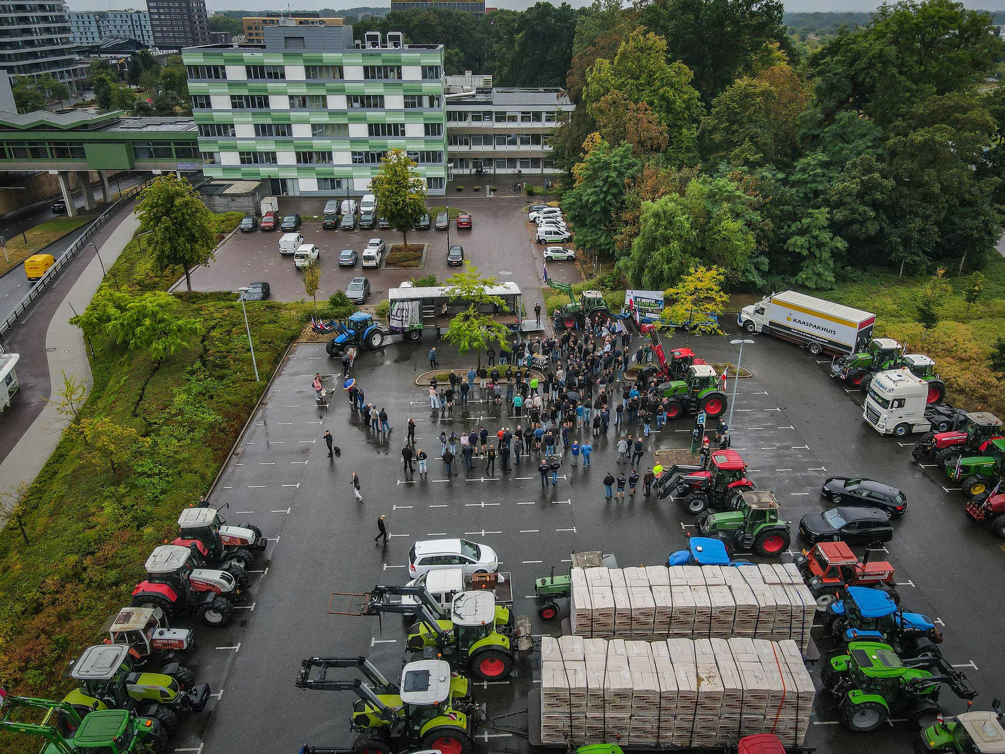 Boeren aangekomen bij gemeentehuis Emmen