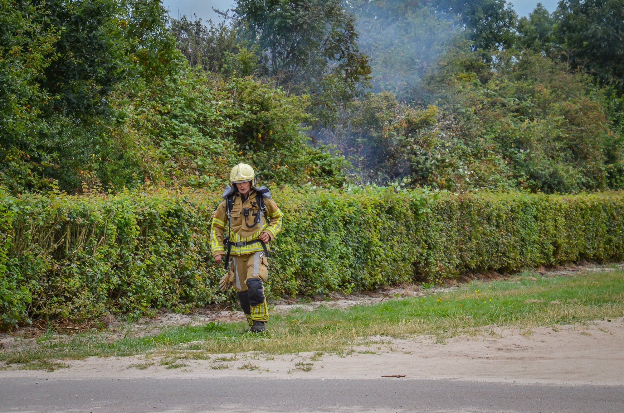 Brand in bosjes aan Sportweg in Heerenveen snel geblust