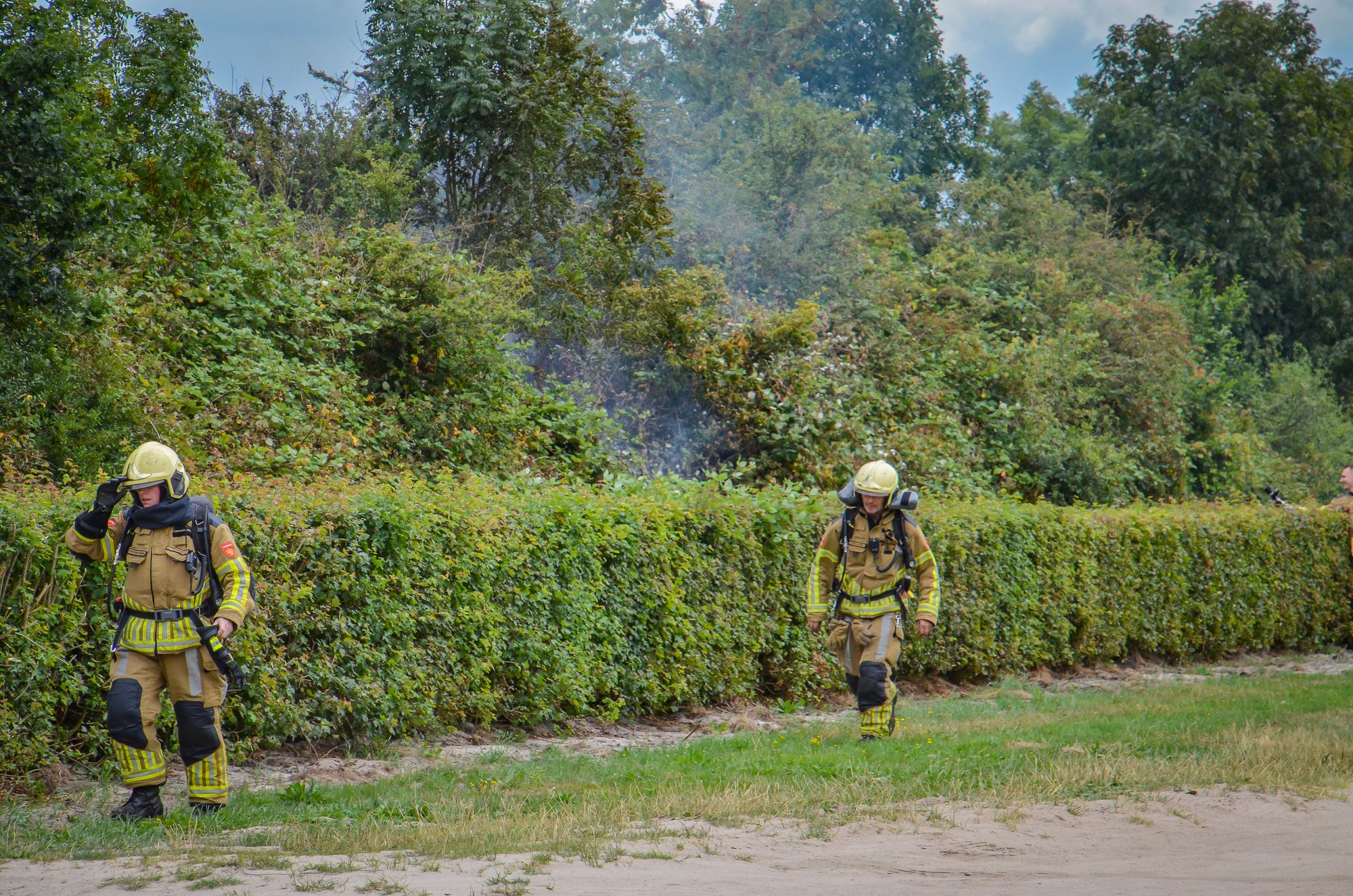 Brand in bosjes aan Sportweg in Heerenveen snel geblust