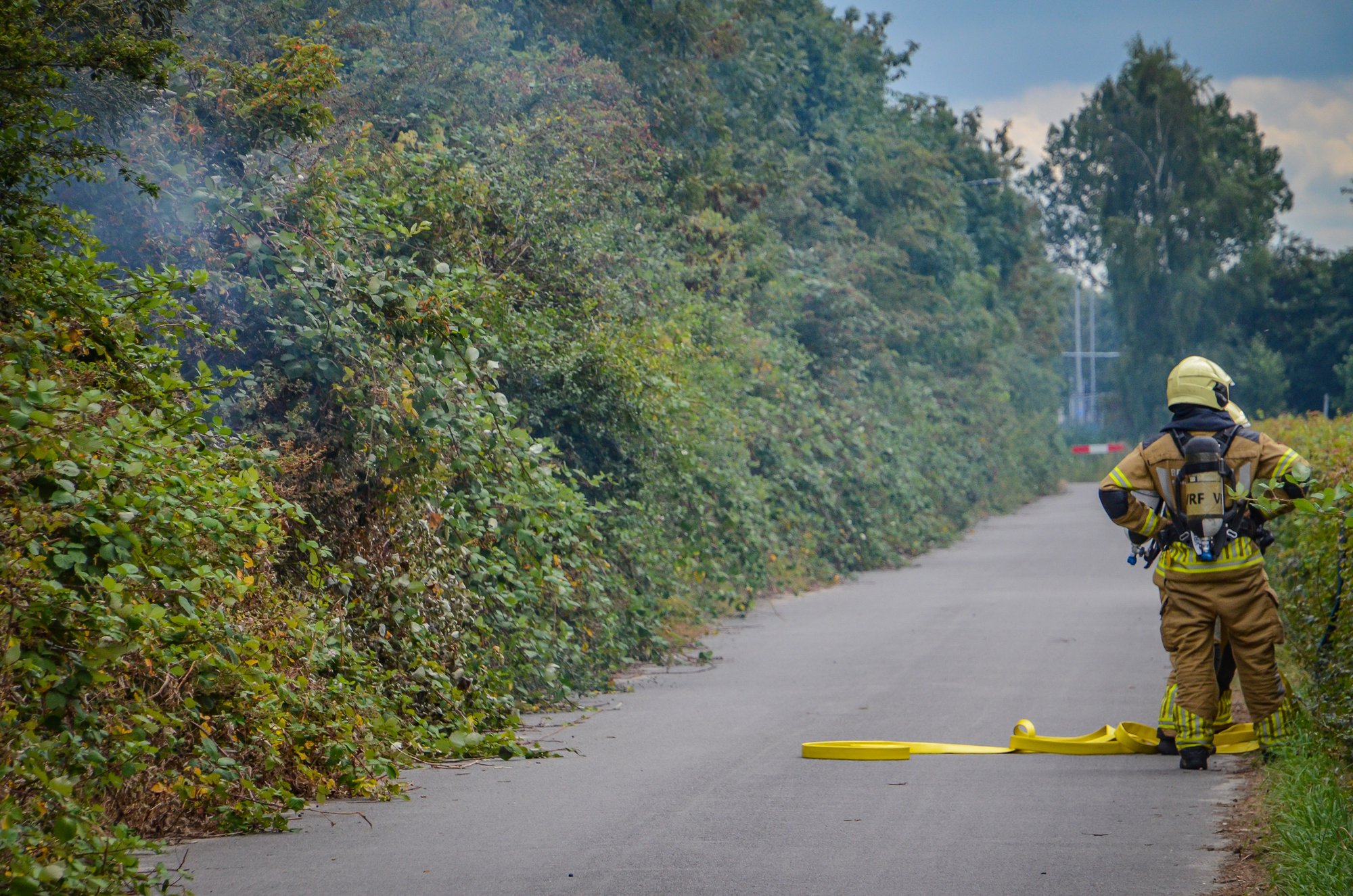 Brand in bosjes aan Sportweg in Heerenveen snel geblust