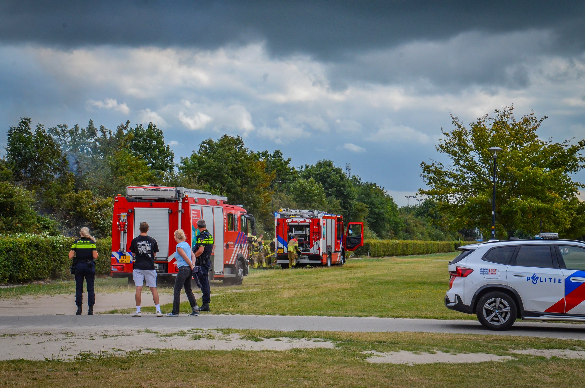 Brand in bosjes aan Sportweg in Heerenveen snel geblust