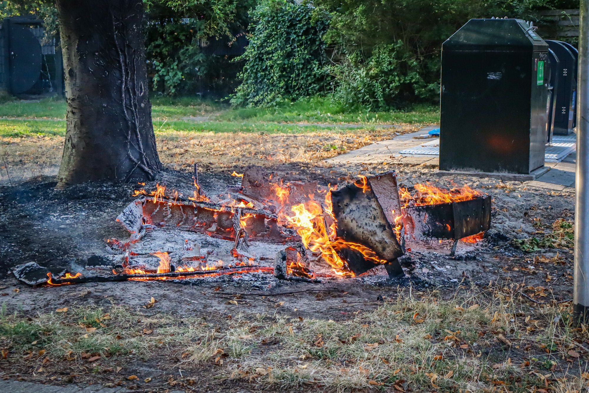 Brand in ijzeren materiaal aan De Werf in Leeuwarden snel onder controle