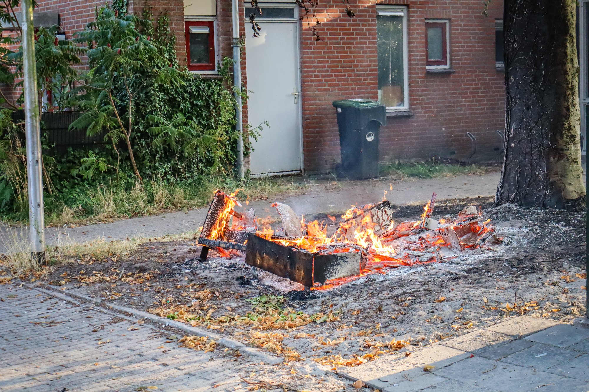 Brand in ijzeren materiaal aan De Werf in Leeuwarden snel onder controle