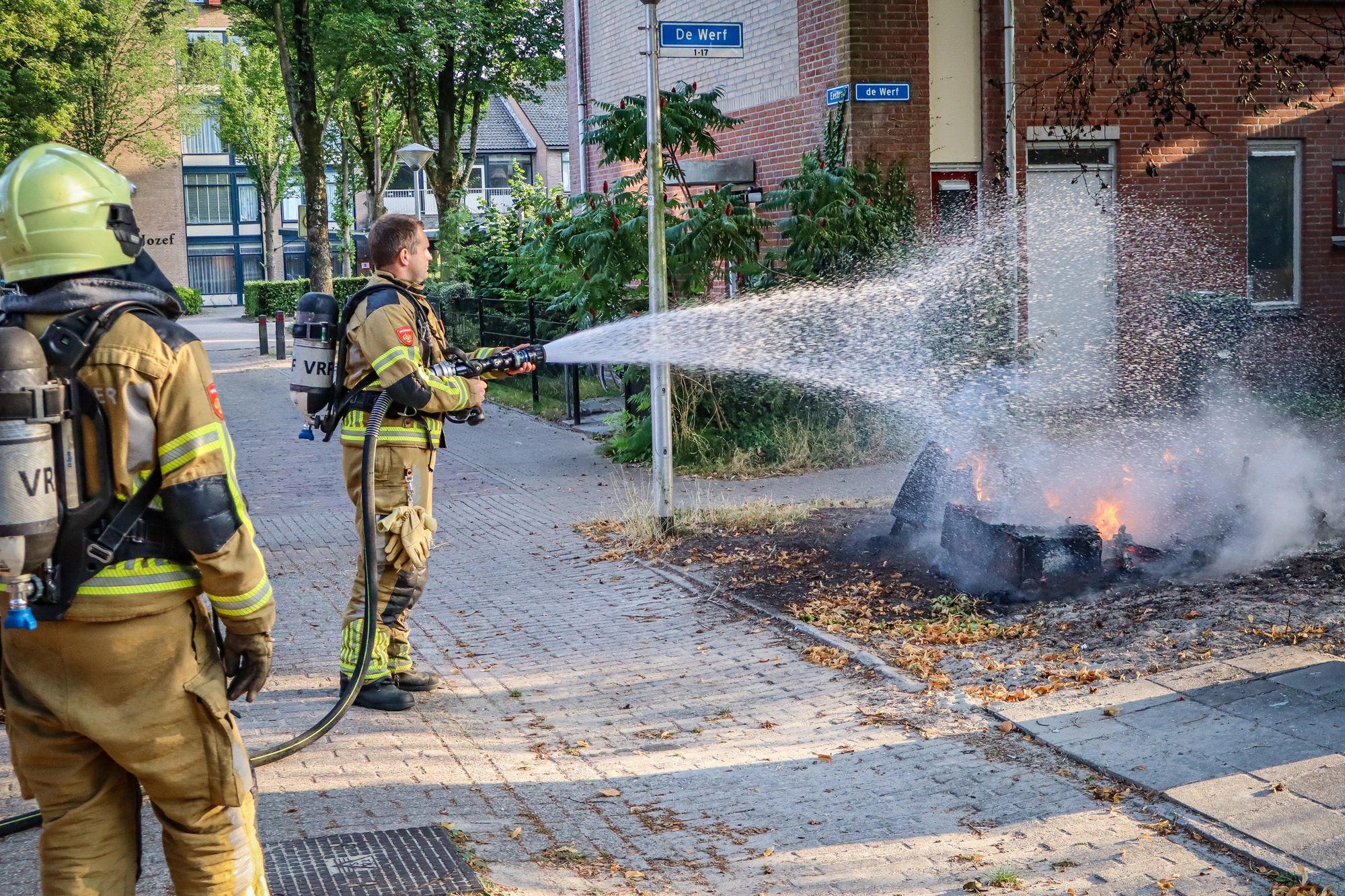 Brand in ijzeren materiaal aan De Werf in Leeuwarden snel onder controle