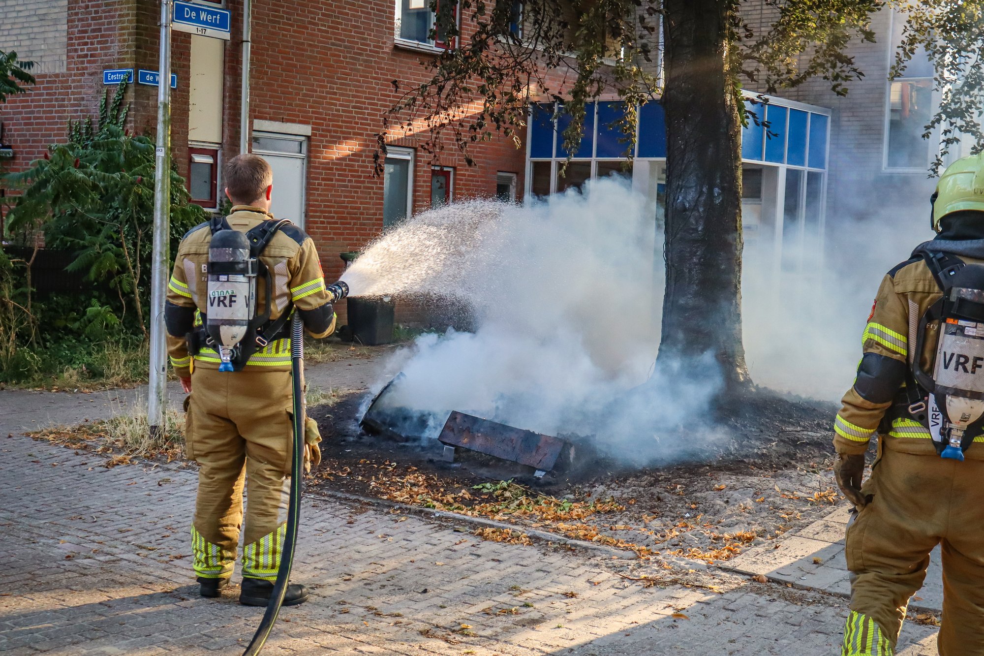 Brand in ijzeren materiaal aan De Werf in Leeuwarden snel onder controle