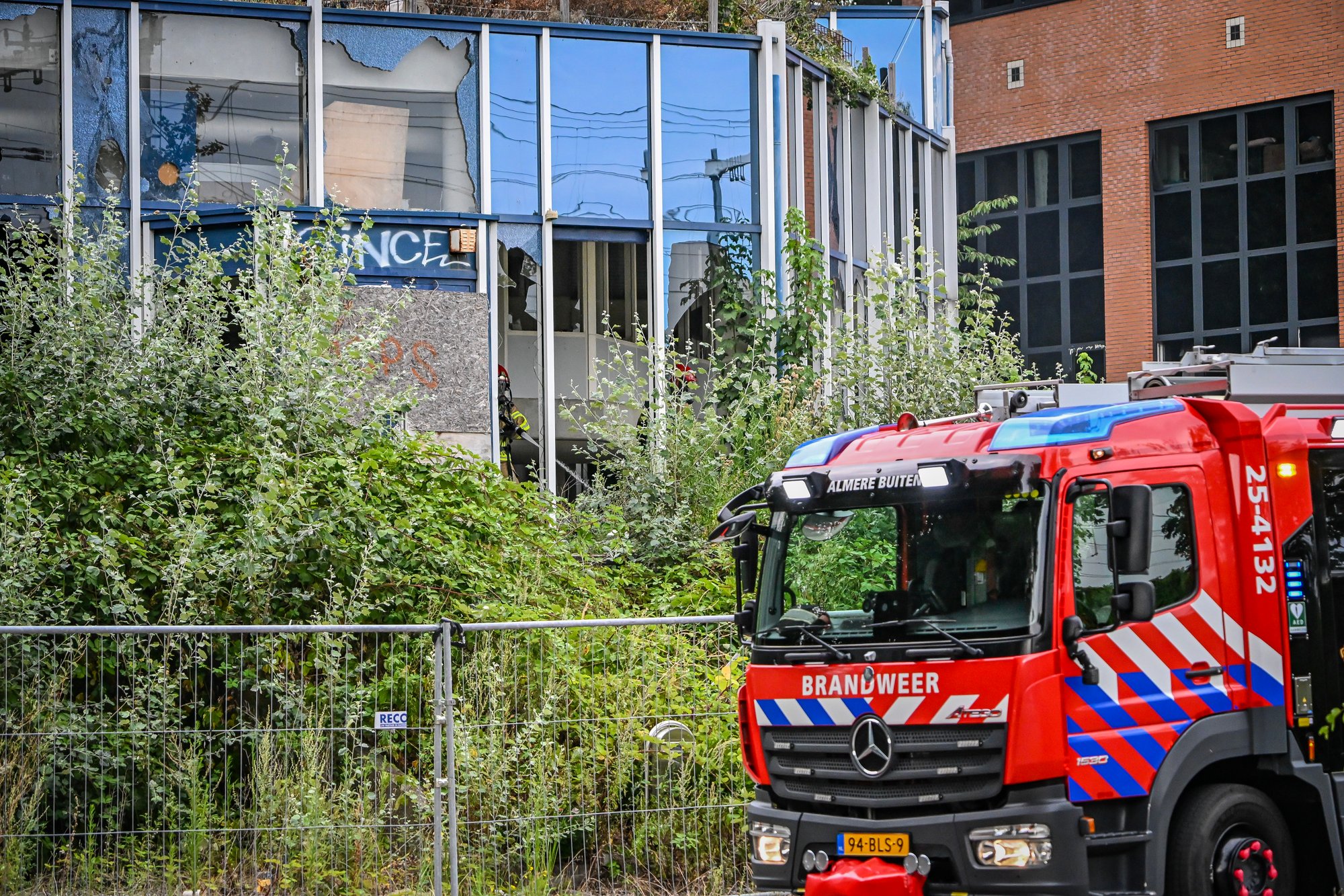 Brand in leegstaand pand aan Randstad 20 in Almere