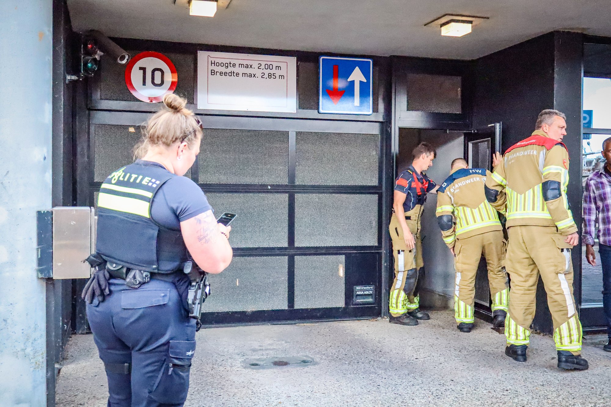 Brand in parkeergarage aan de Snekerkade in Leeuwarden, garage ontruimd