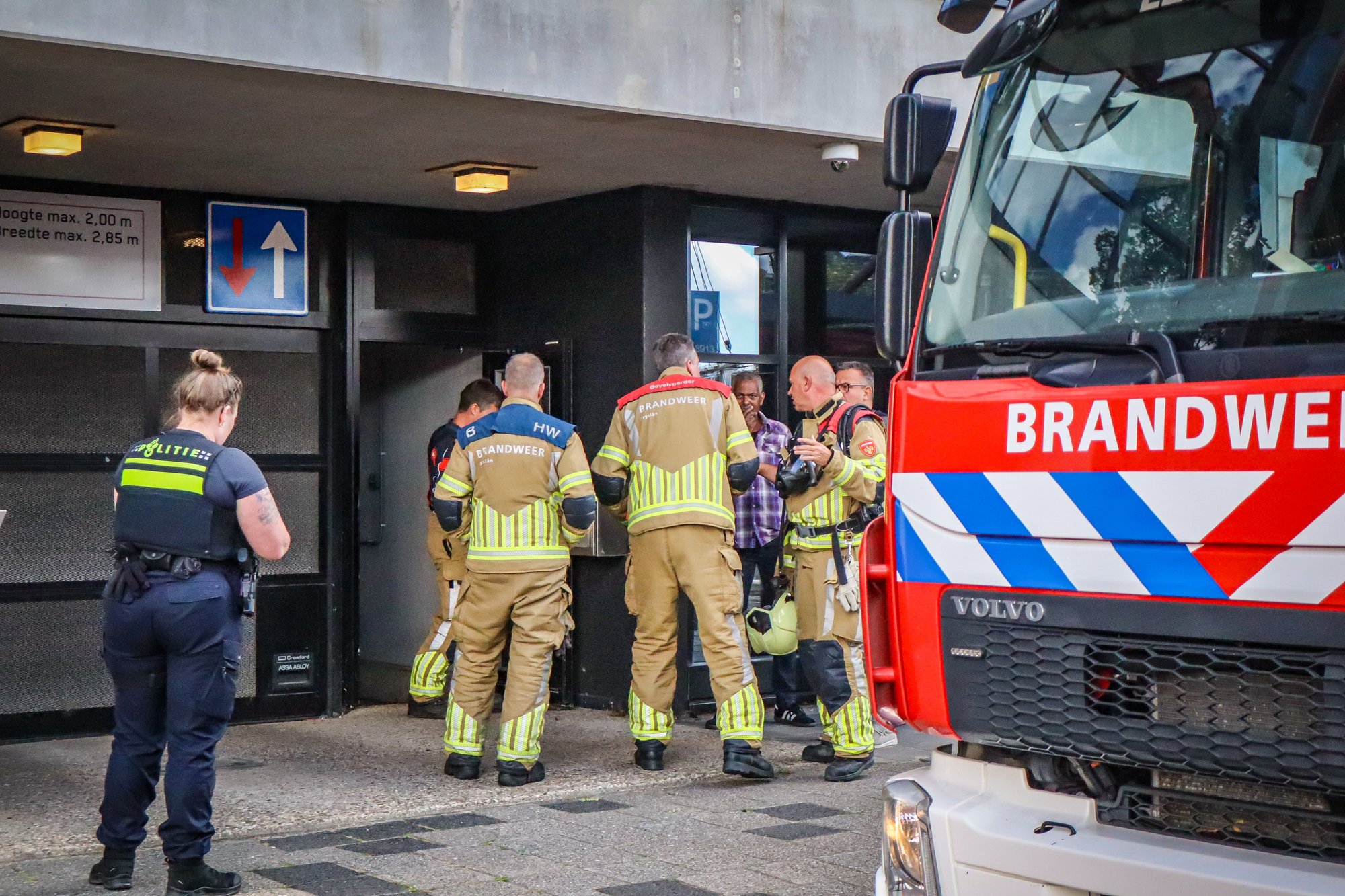 Brand in parkeergarage aan de Snekerkade in Leeuwarden, garage ontruimd