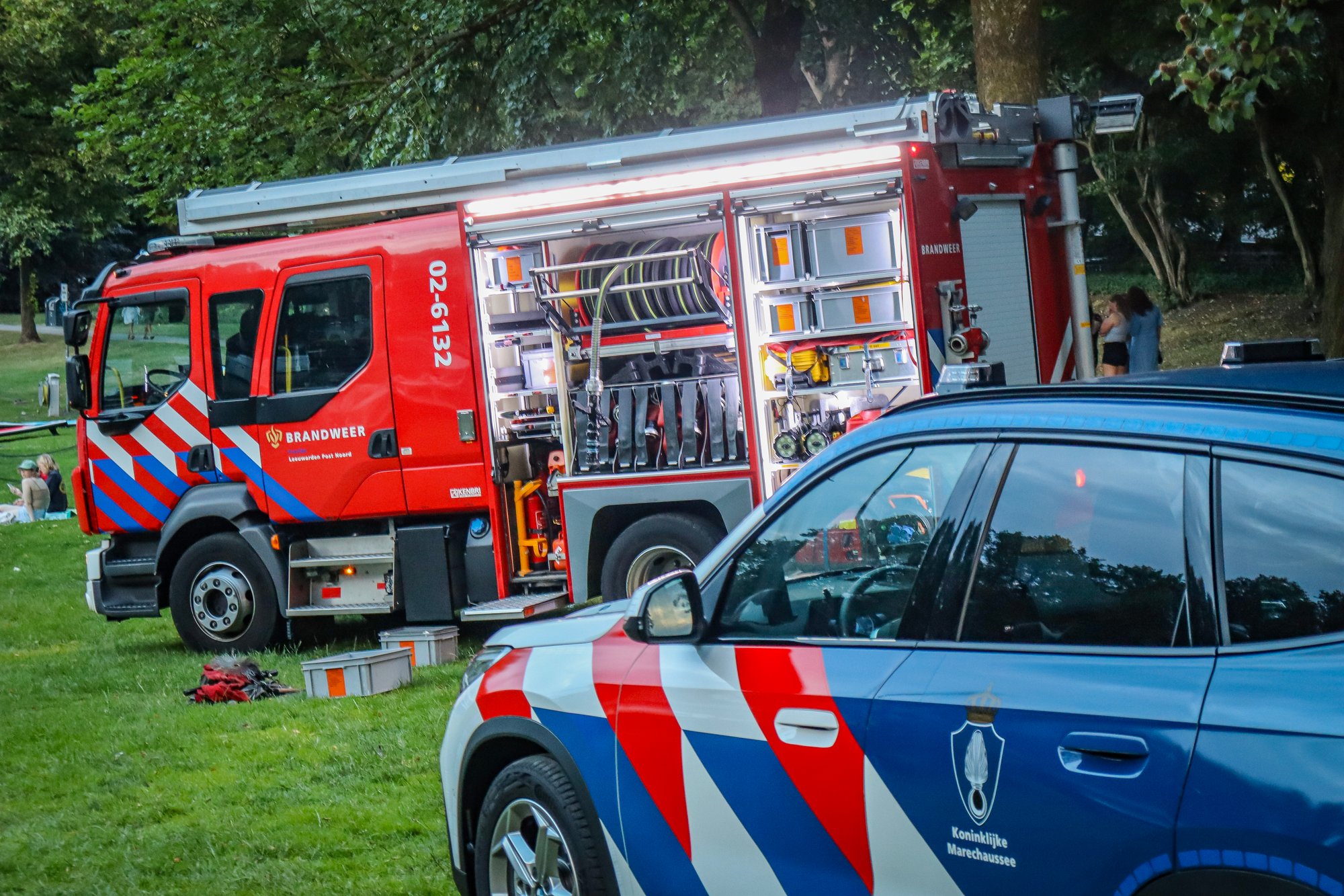 Brandweer onderzoekt melding op boot aan de Noorderplantage in Leeuwarden
