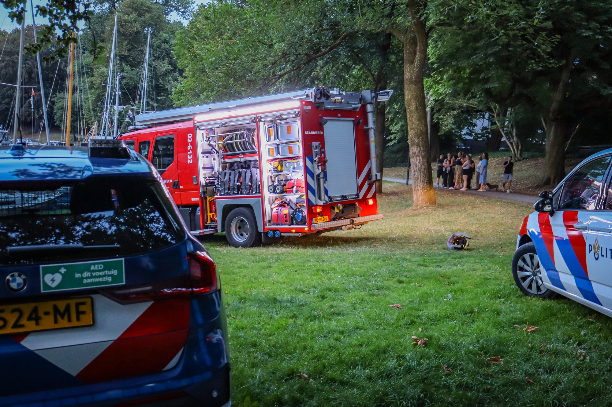 Brandweer onderzoekt melding op boot aan de Noorderplantage in Leeuwarden
