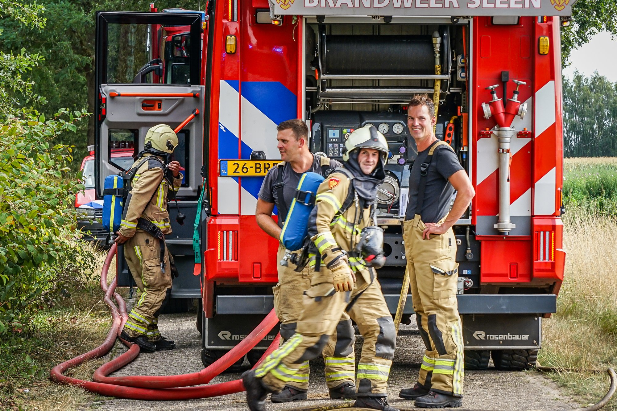 Brandweer rukt uit voor bosbrand in Holsloot
