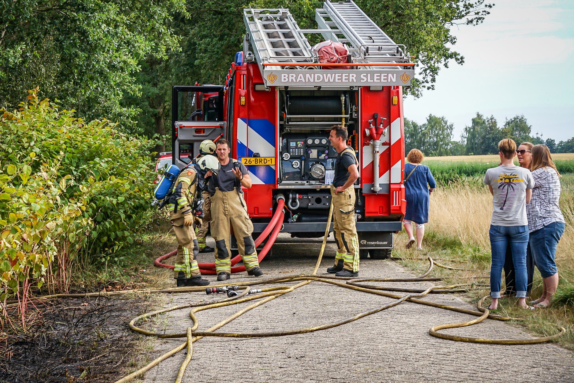 Brandweer rukt uit voor bosbrand in Holsloot