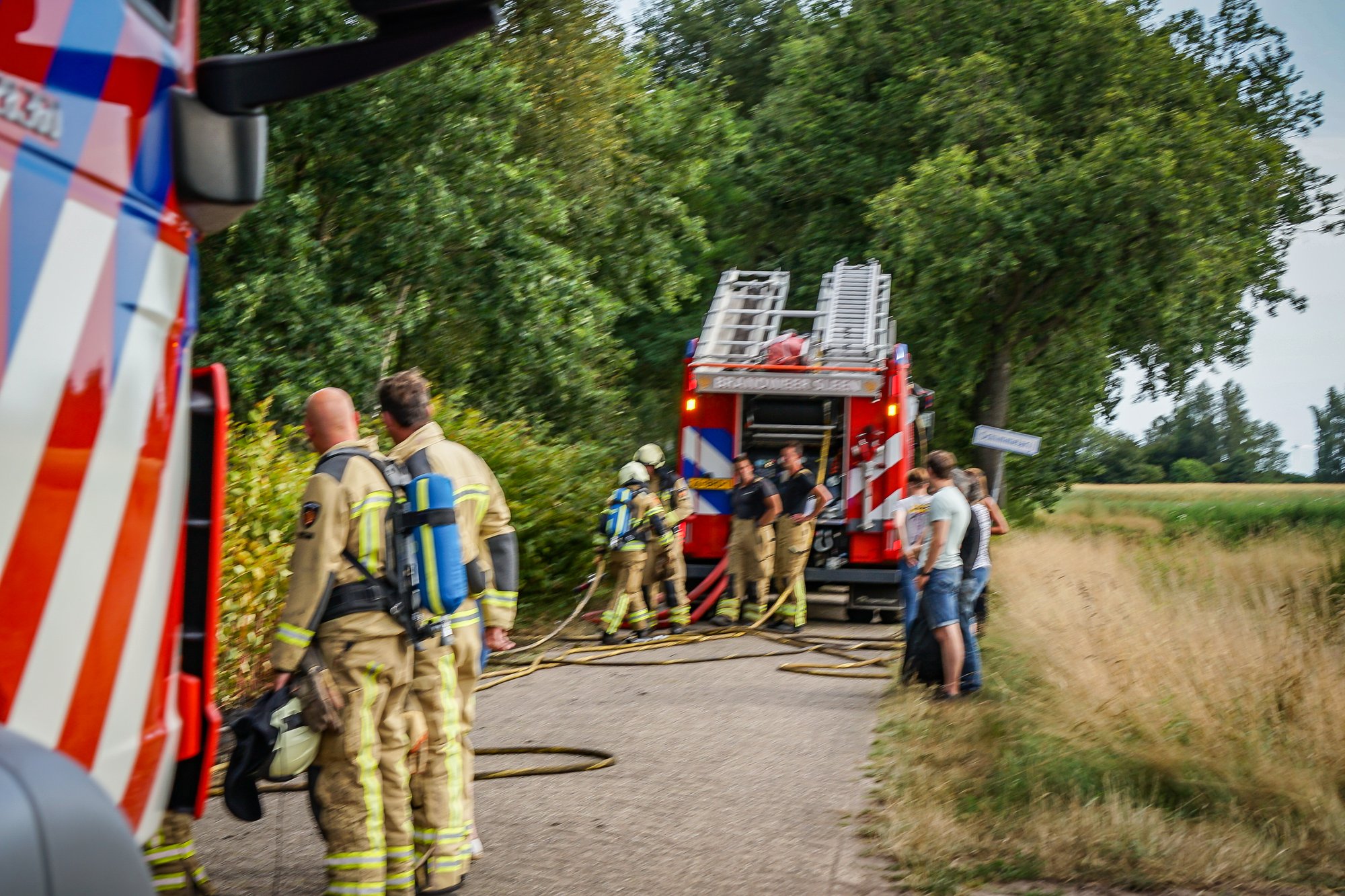 Brandweer rukt uit voor bosbrand in Holsloot