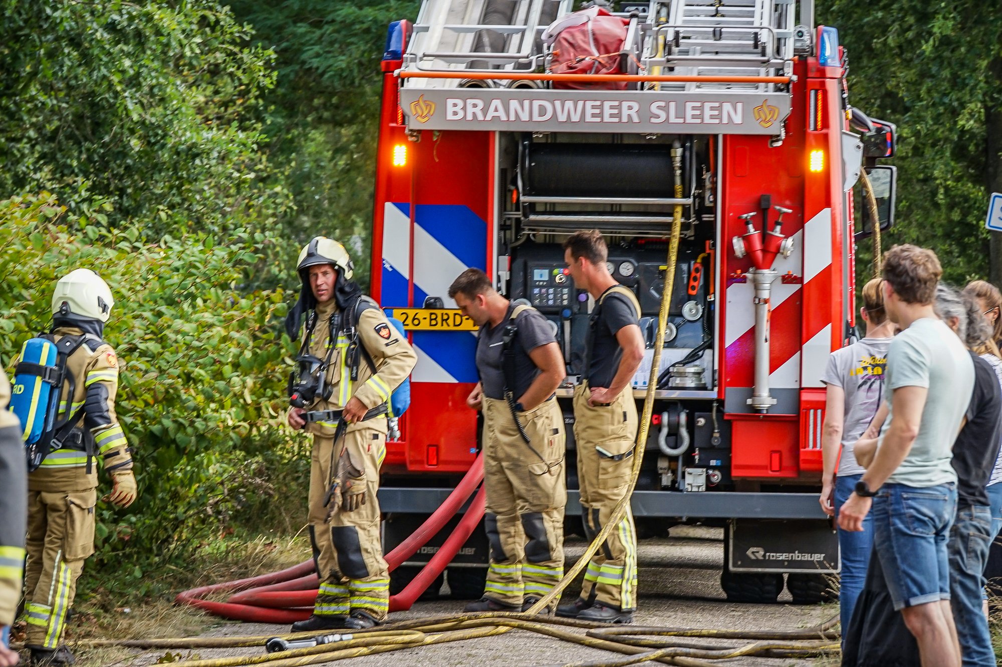 Brandweer rukt uit voor bosbrand in Holsloot