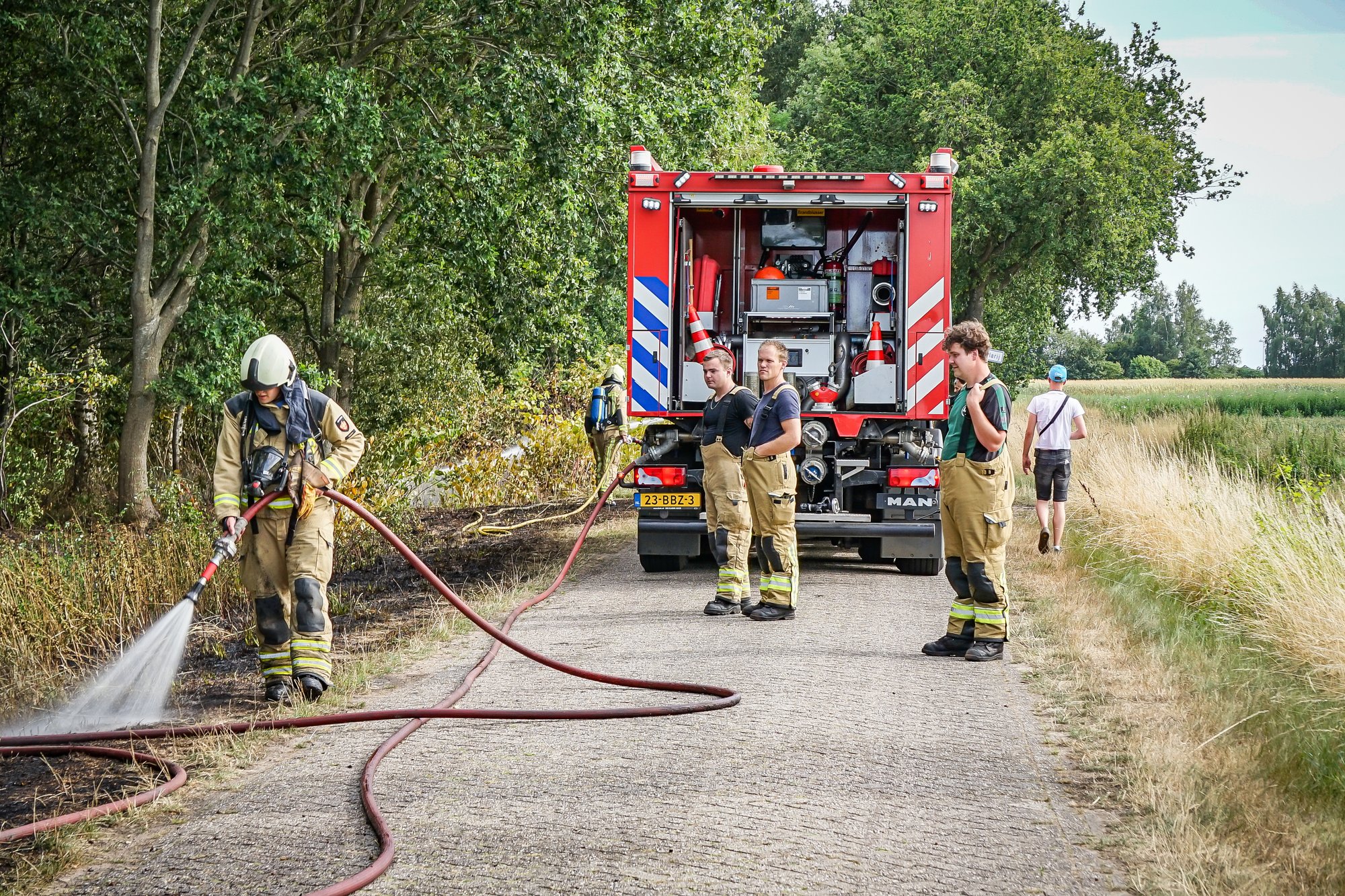 Brandweer rukt uit voor bosbrand in Holsloot