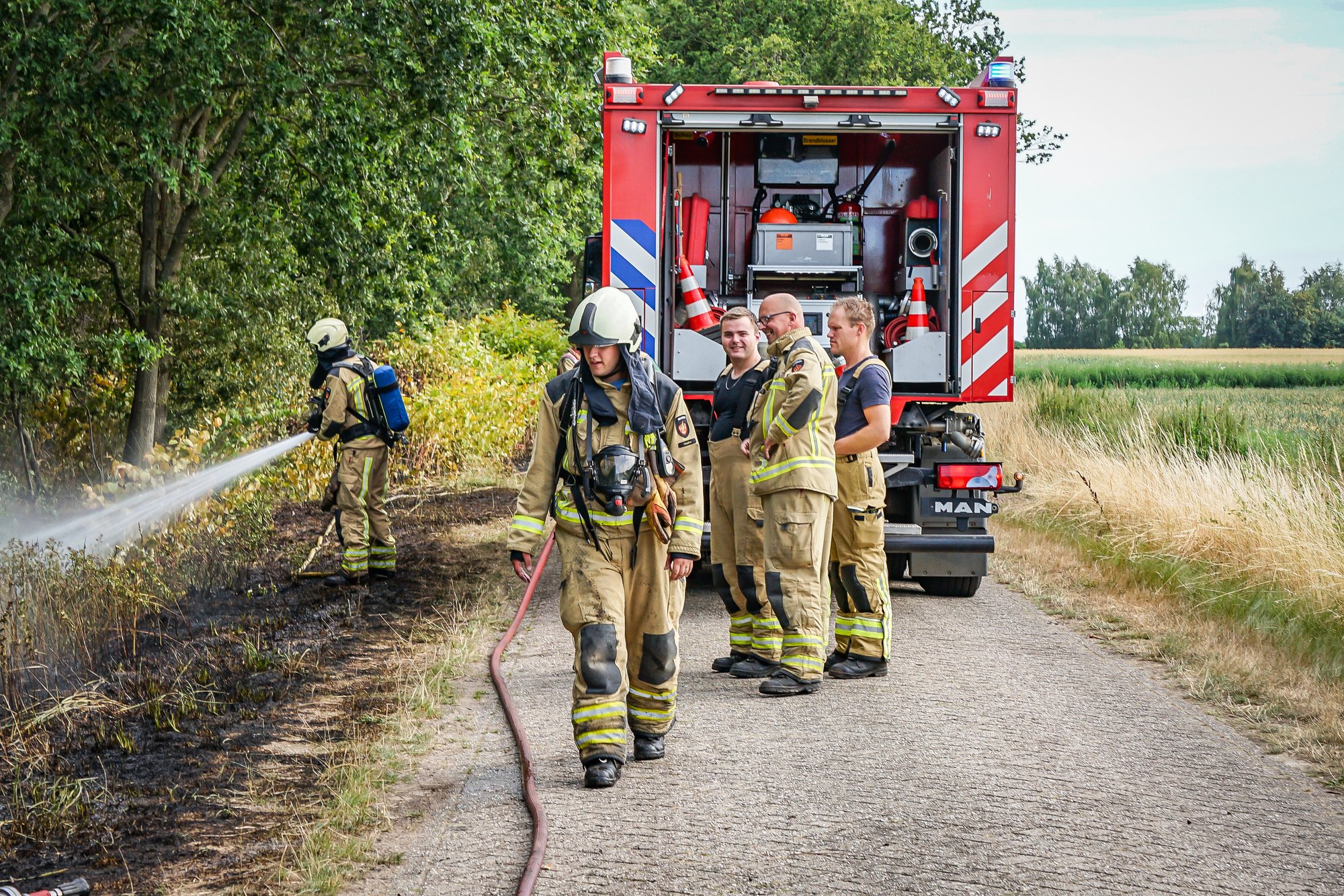 Brandweer rukt uit voor bosbrand in Holsloot