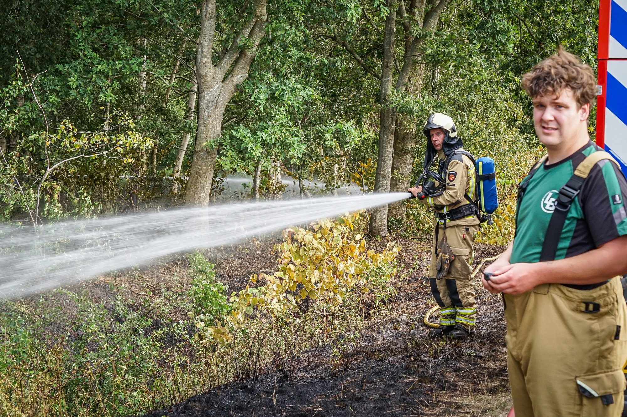 Brandweer rukt uit voor bosbrand in Holsloot