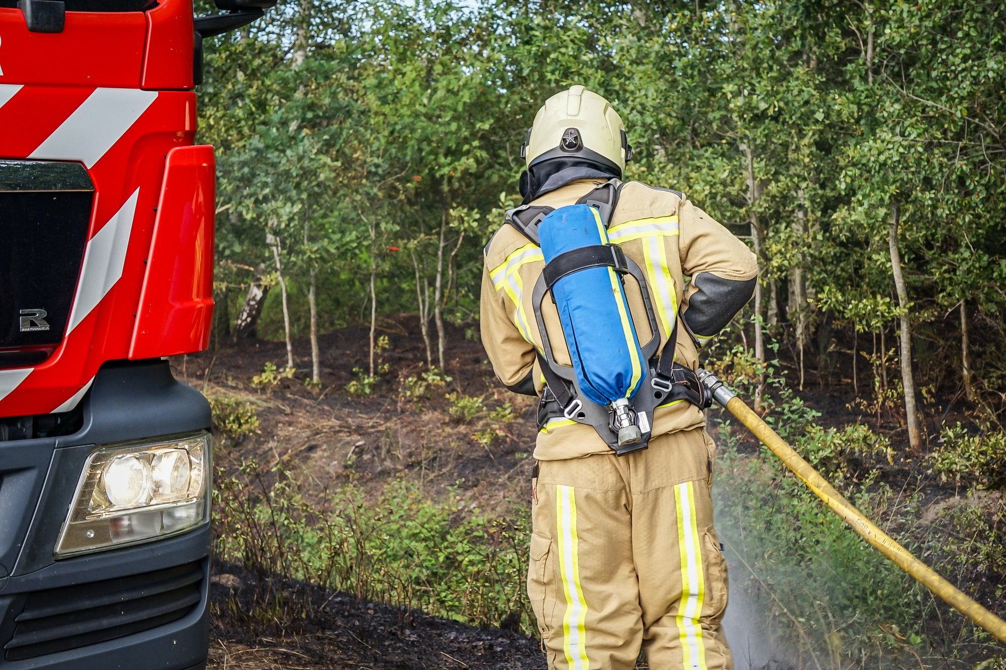 Brandweer rukt uit voor bosbrand in Holsloot