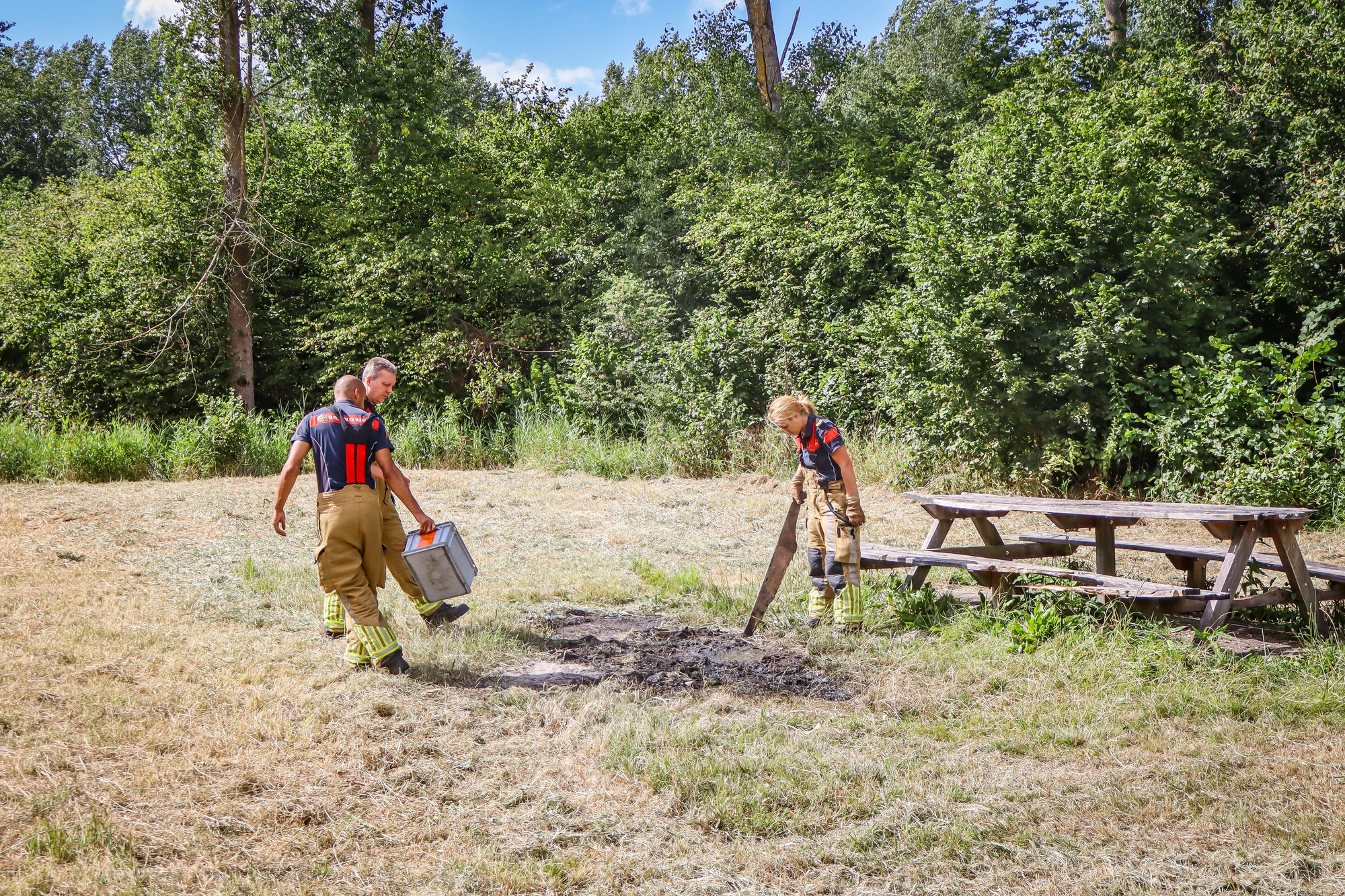 Droog gras en takken in brand langs Joe Gallehaskerpad in Jelsum