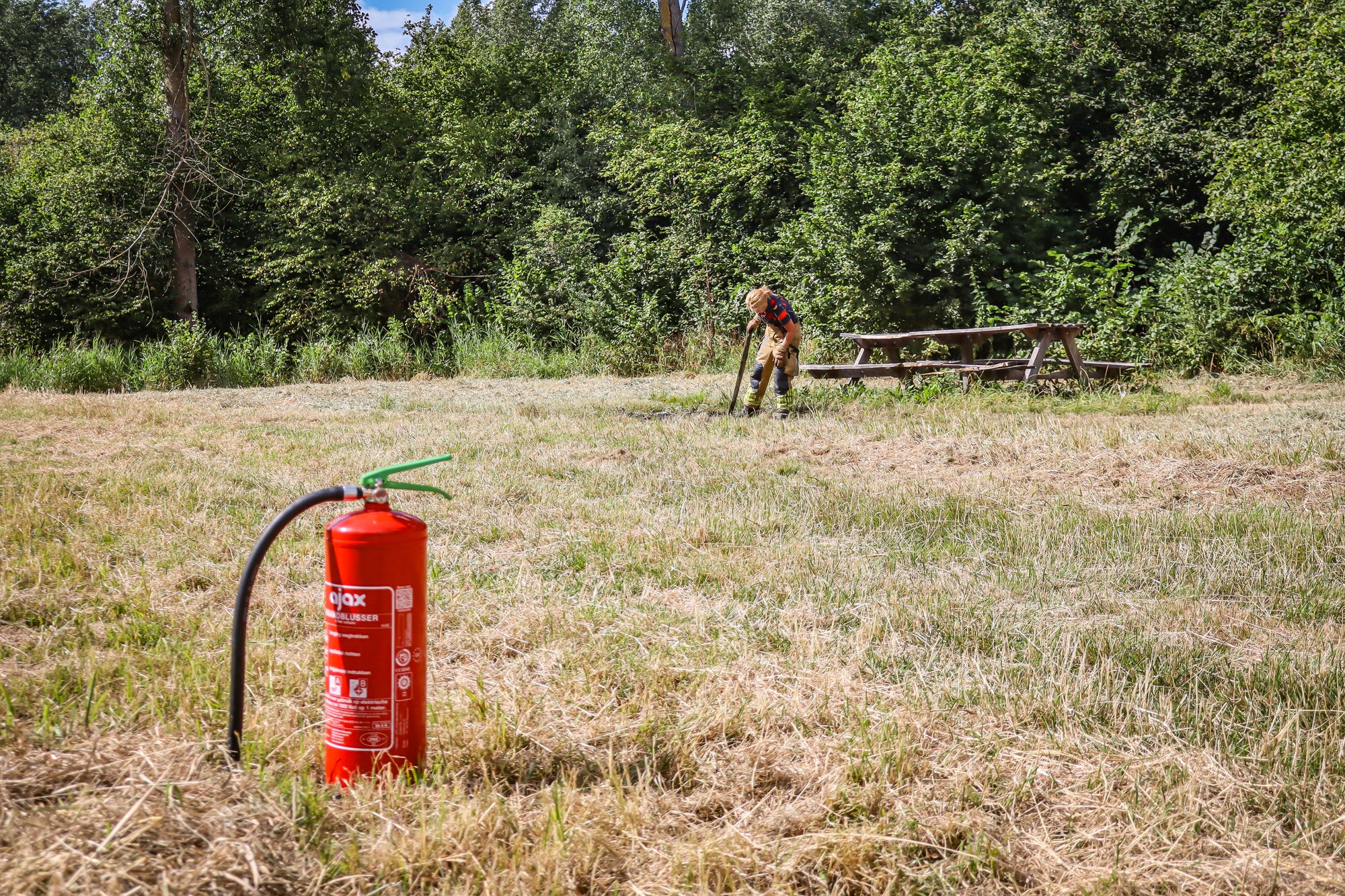 Droog gras en takken in brand langs Joe Gallehaskerpad in Jelsum