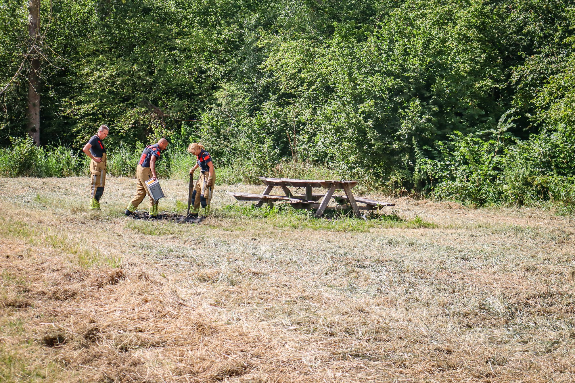 Droog gras en takken in brand langs Joe Gallehaskerpad in Jelsum