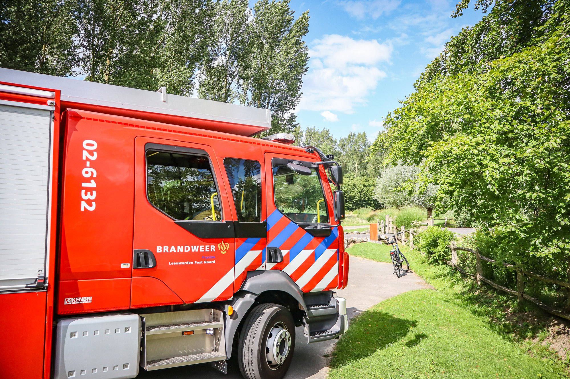 Droog gras en takken in brand langs Joe Gallehaskerpad in Jelsum