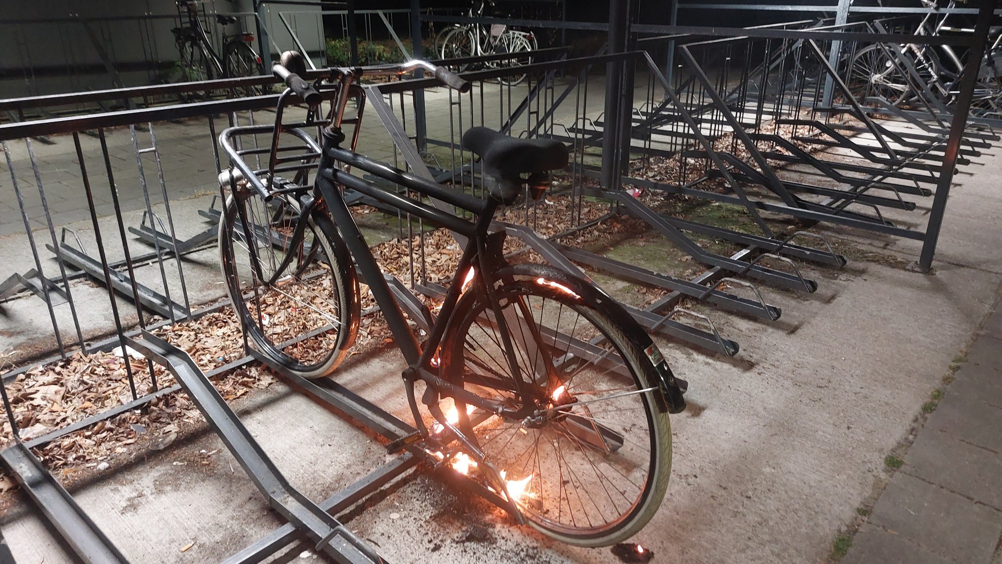 Fiets in brand in fietsenstalling aan de Roderweg in Roden