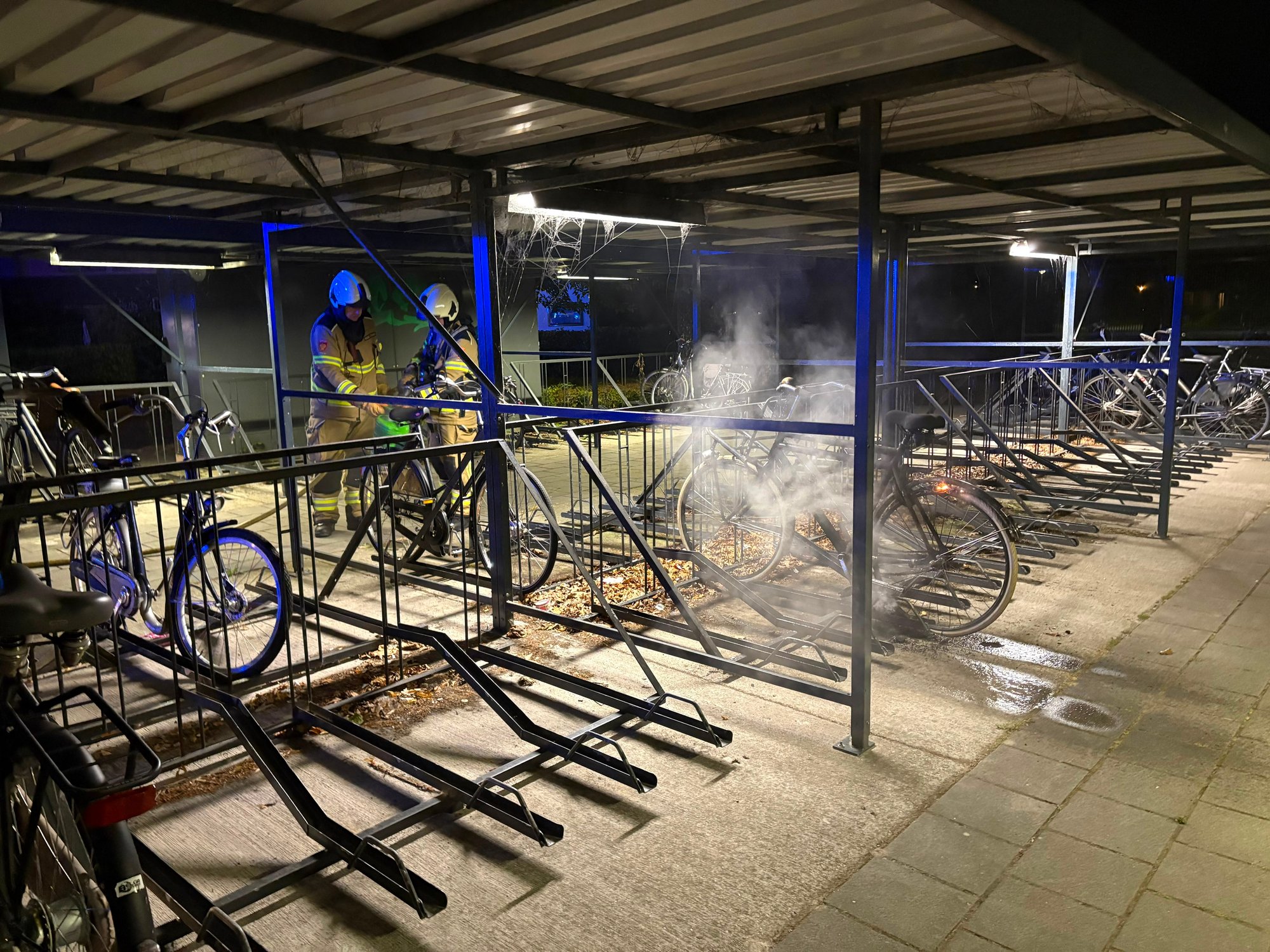 Fiets in brand in fietsenstalling aan de Roderweg in Roden