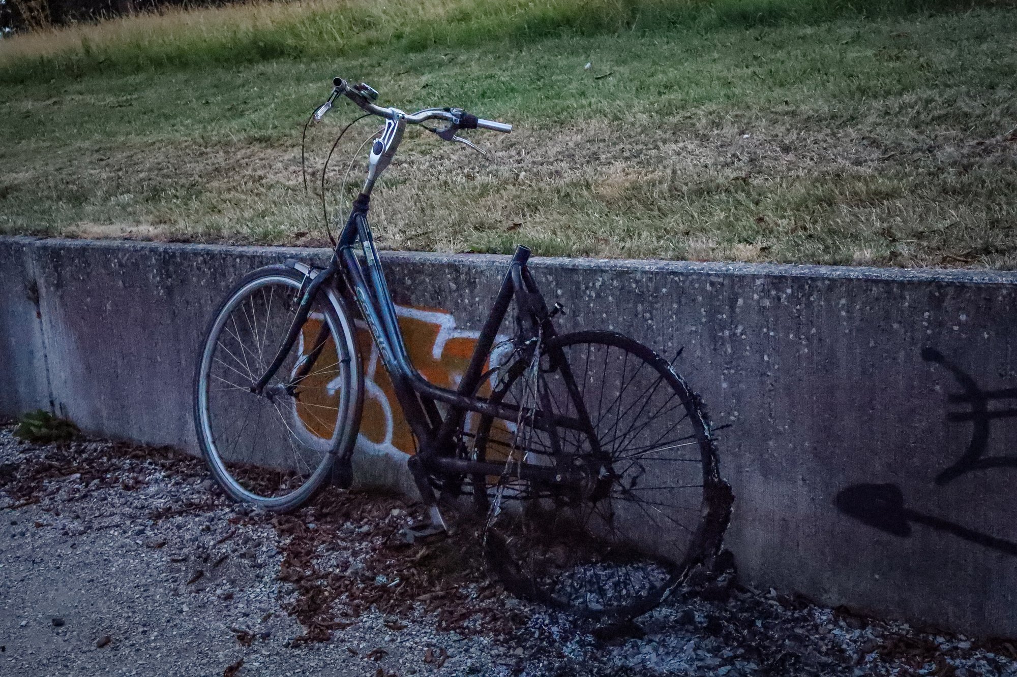 Fiets volledig uitgebrand aan Dokkumertrekweg in Leeuwarden
