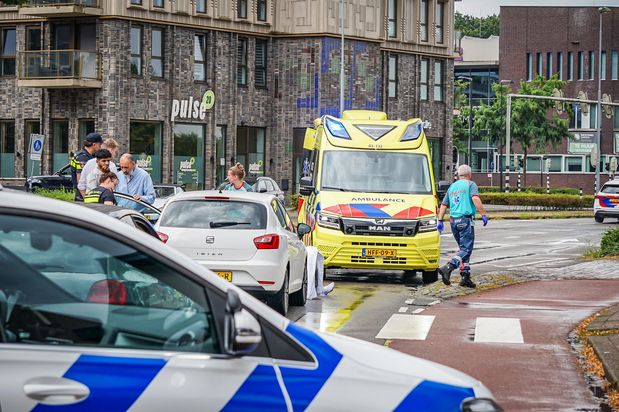 Fietser gewond naar ziekenhuis na botsing met auto in Emmen
